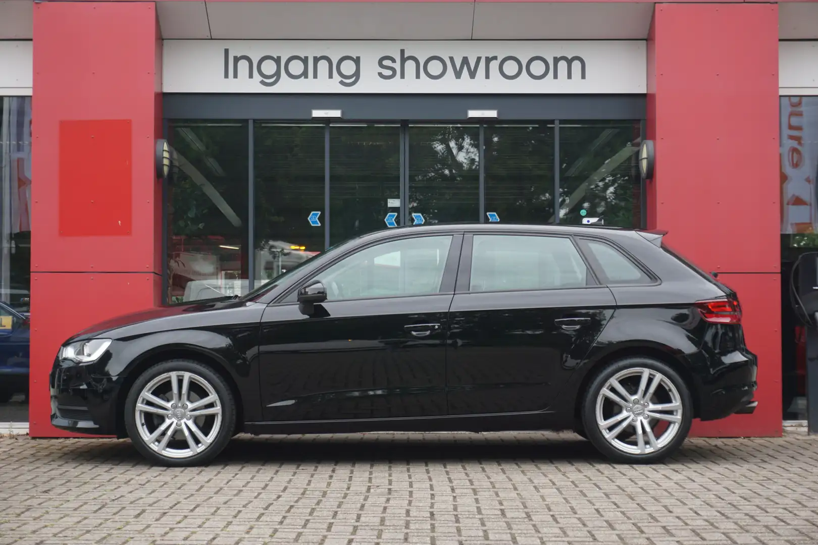Audi A3 Sportback 1.2 TFSI Attraction Pro Line | Origineel Zwart - 2