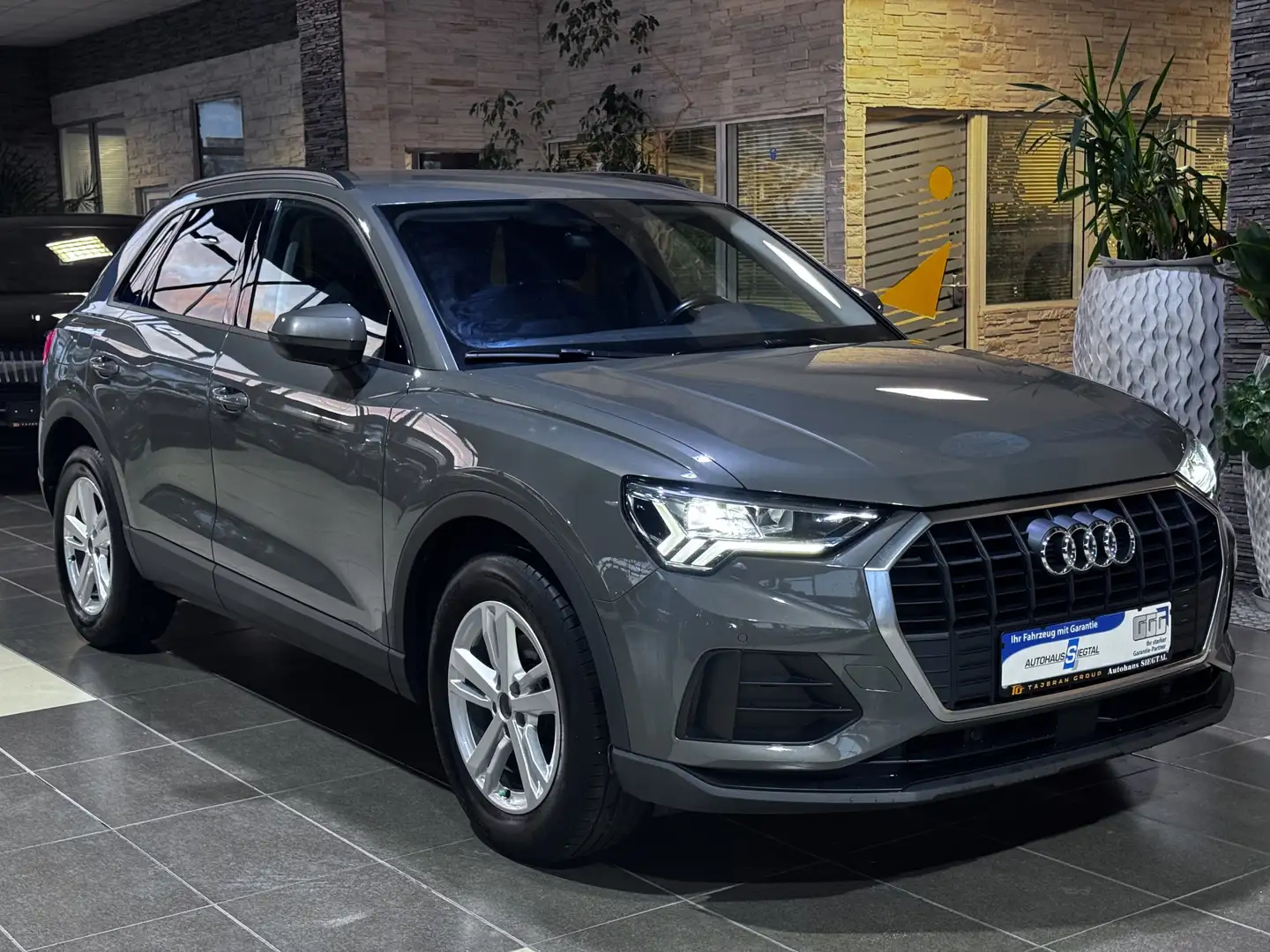 Audi Q3 35 TDI AHK LED R.Cam Sound-System Navi PDC Grau - 1