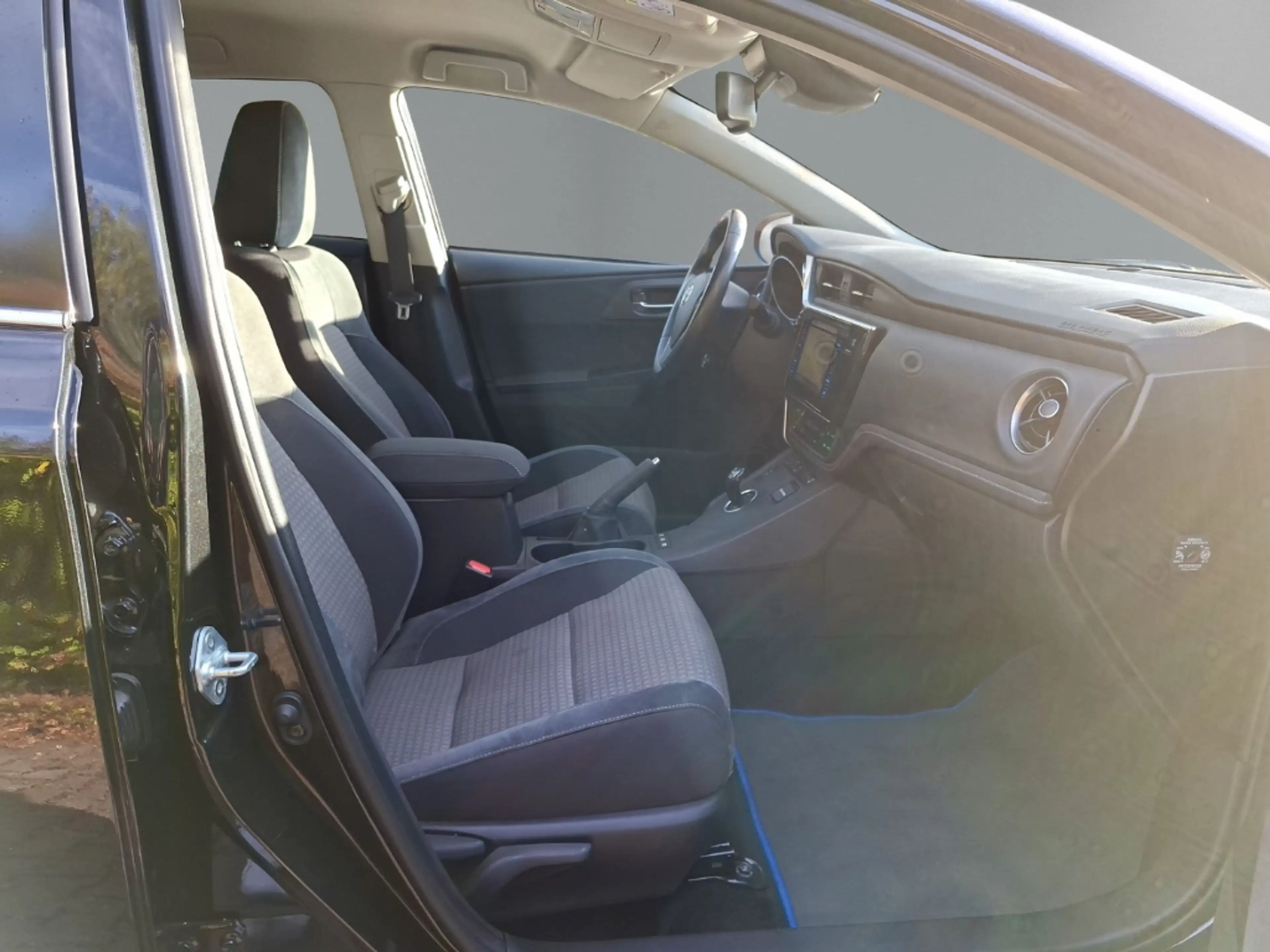 Toyota Auris Touring Sports Hybrid Edition-S+ SHZ Keyless Start — photo 12