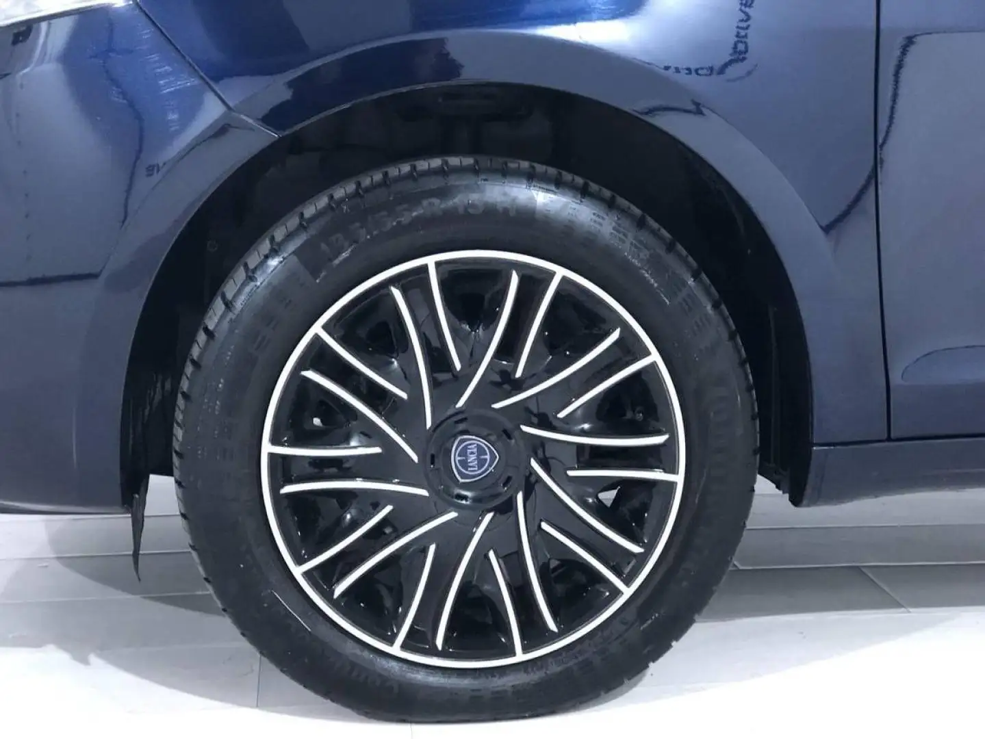 Lancia Ypsilon 1.2 Gasolina 69cv 1.2 Gasolina 69cv Синій - 2