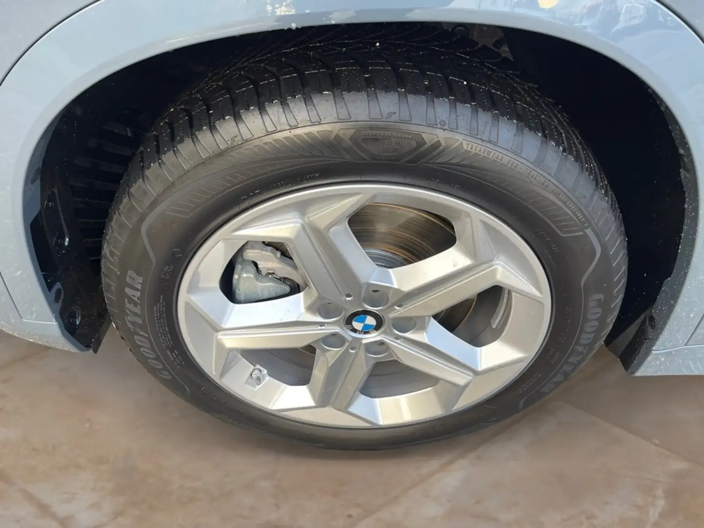 BMW X1 xDrive23i M Sport + GARANTIE-bis-02.30 Grau - 2