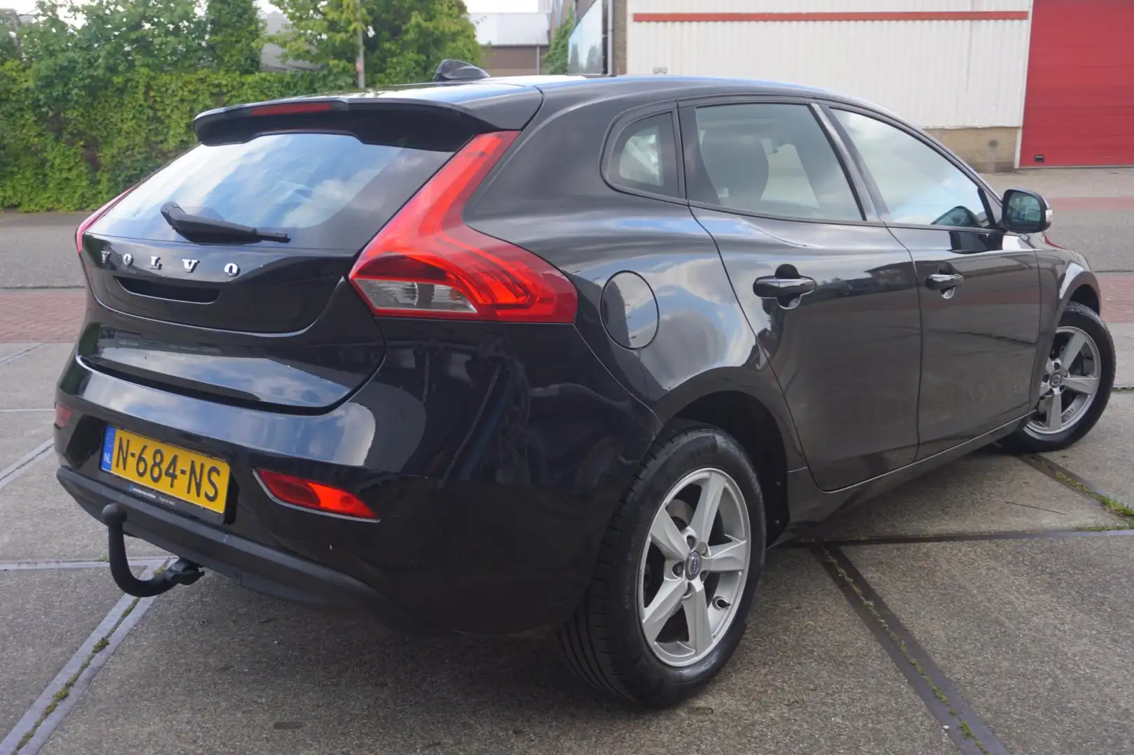 Volvo V40 2.0 D2 Momentum Czarny - 2