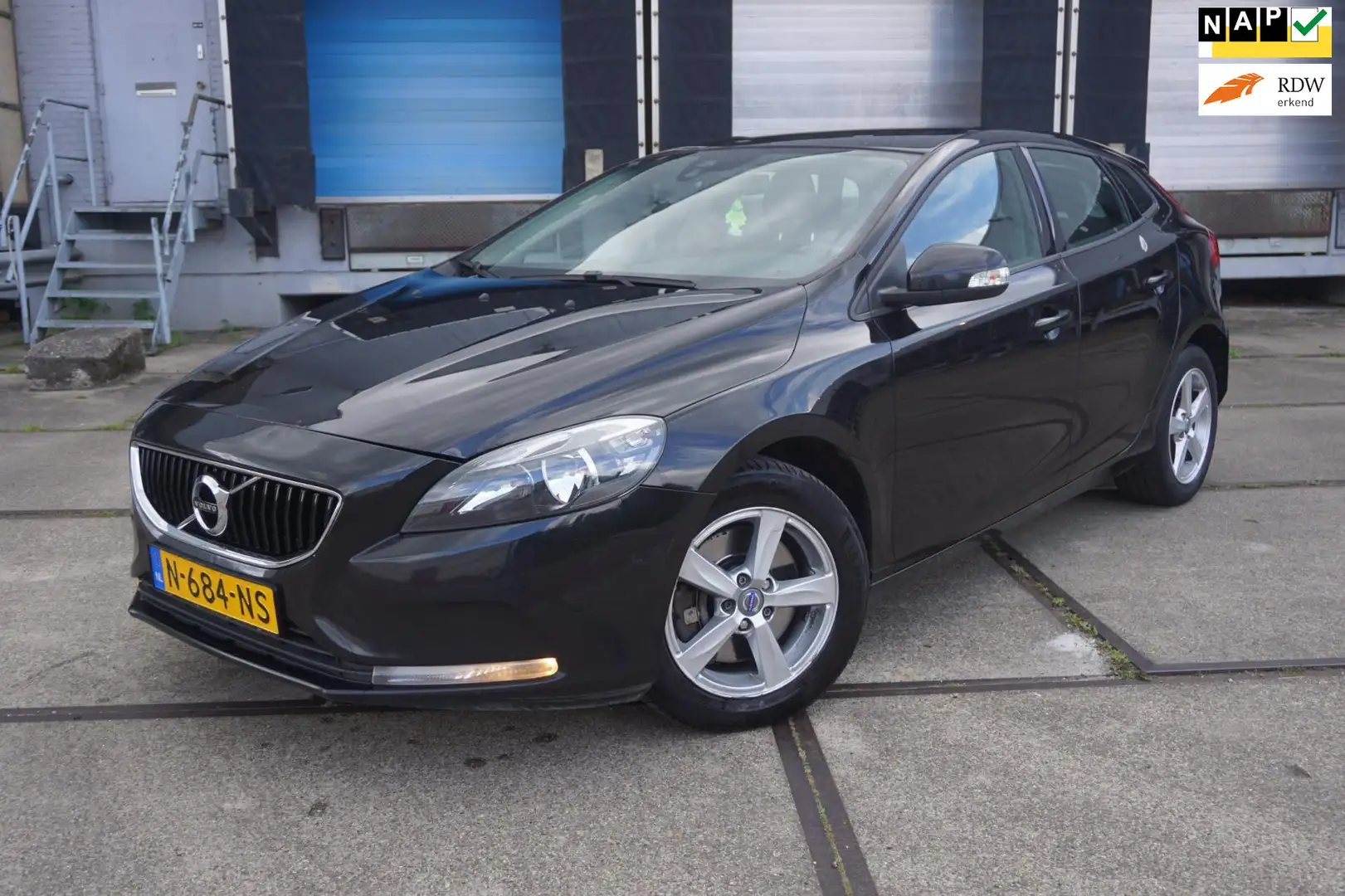 Volvo V40 2.0 D2 Momentum Czarny - 1