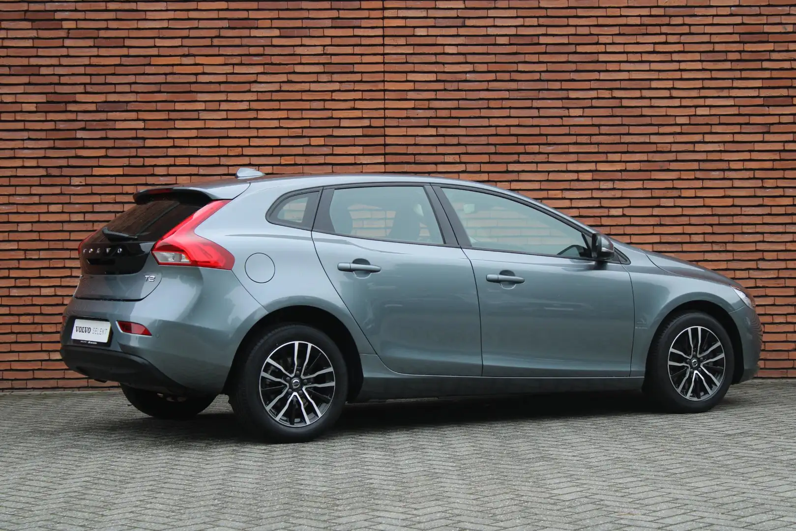Volvo V40 T2 Automaat Polar+ | Navigatie | Stoelverwarming | Gris - 2