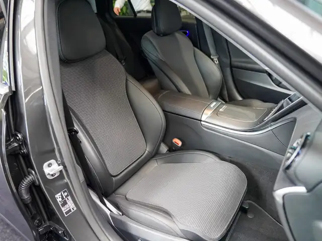 Mercedes-Benz C-Class view 9