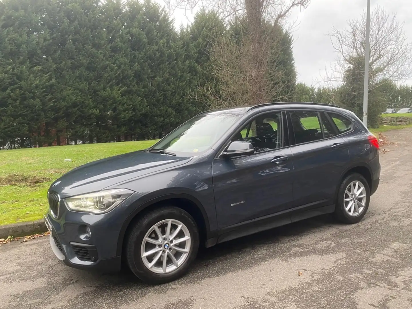 BMW X1 sDrive 18i Bleu - 1