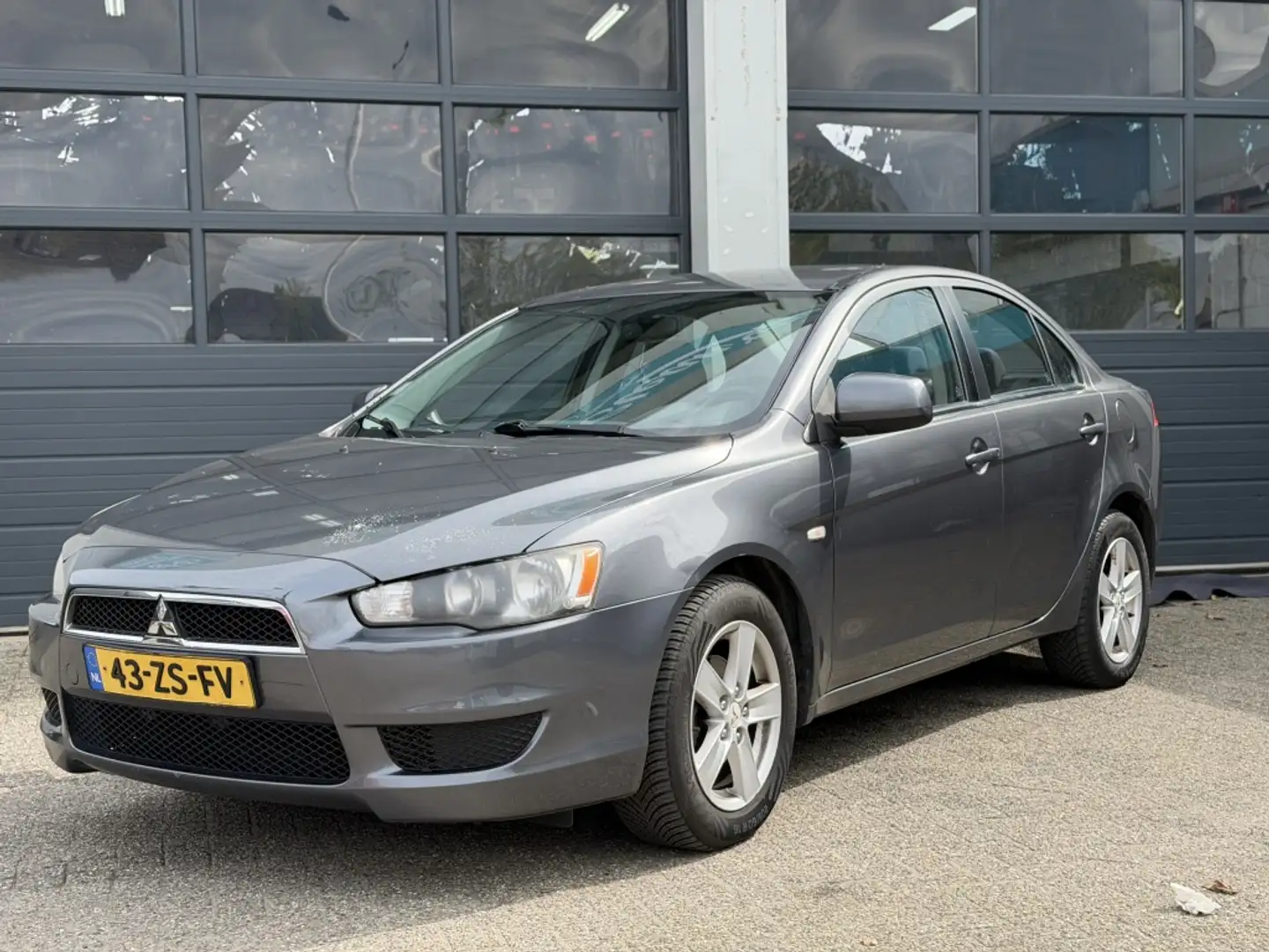 Mitsubishi Lancer Sports Sedan CARPLAY 1.8 Invite Grau - 2