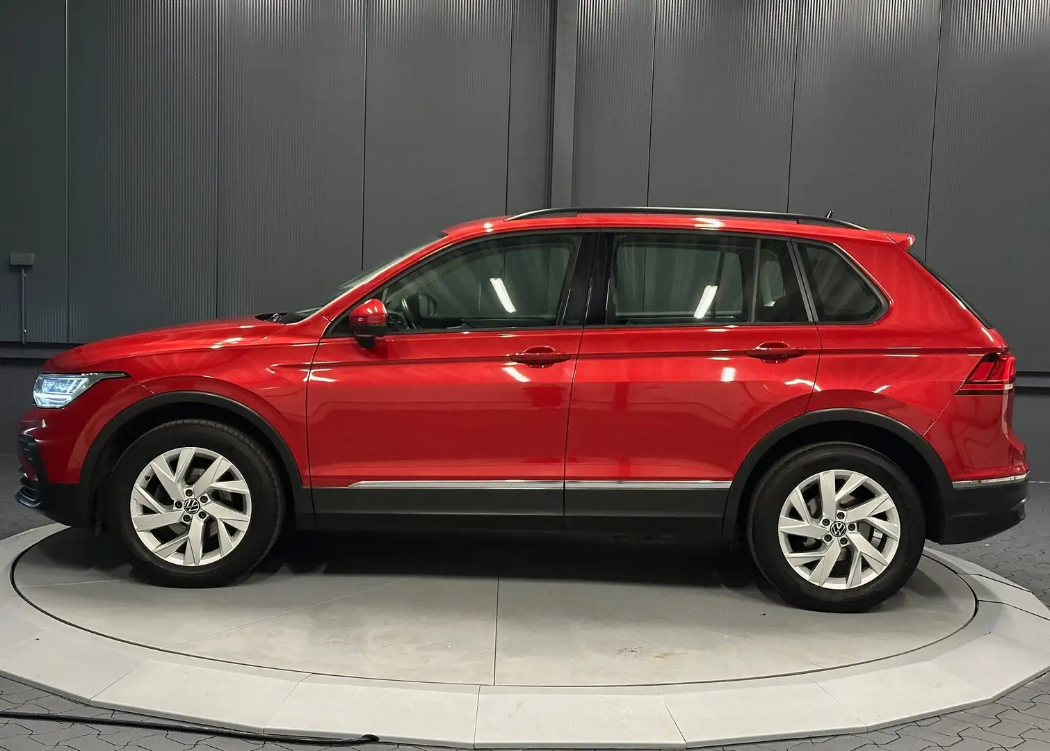 Volkswagen Tiguan 2.0 TDI DSG Life 4Motion*18Zoll*ACC*Sitzhg* Красный - 2