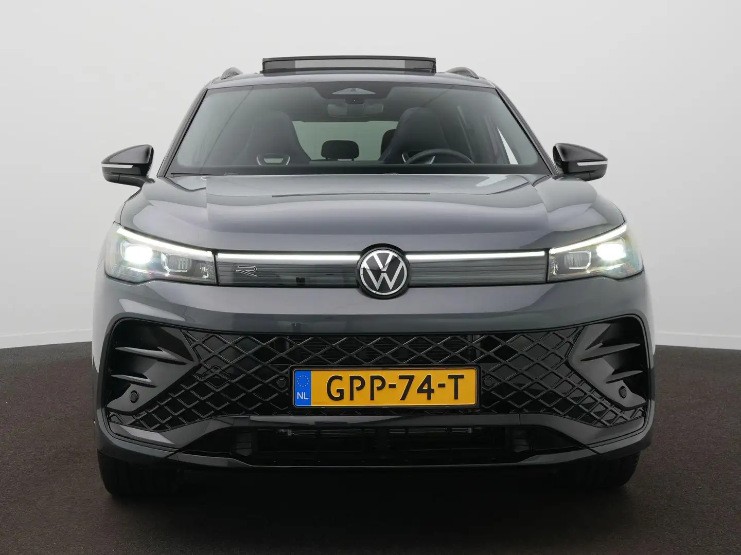 Volkswagen Tiguan 1.5 eHybrid R-Line Business 204pk / Panoramadak / Grijs - 2