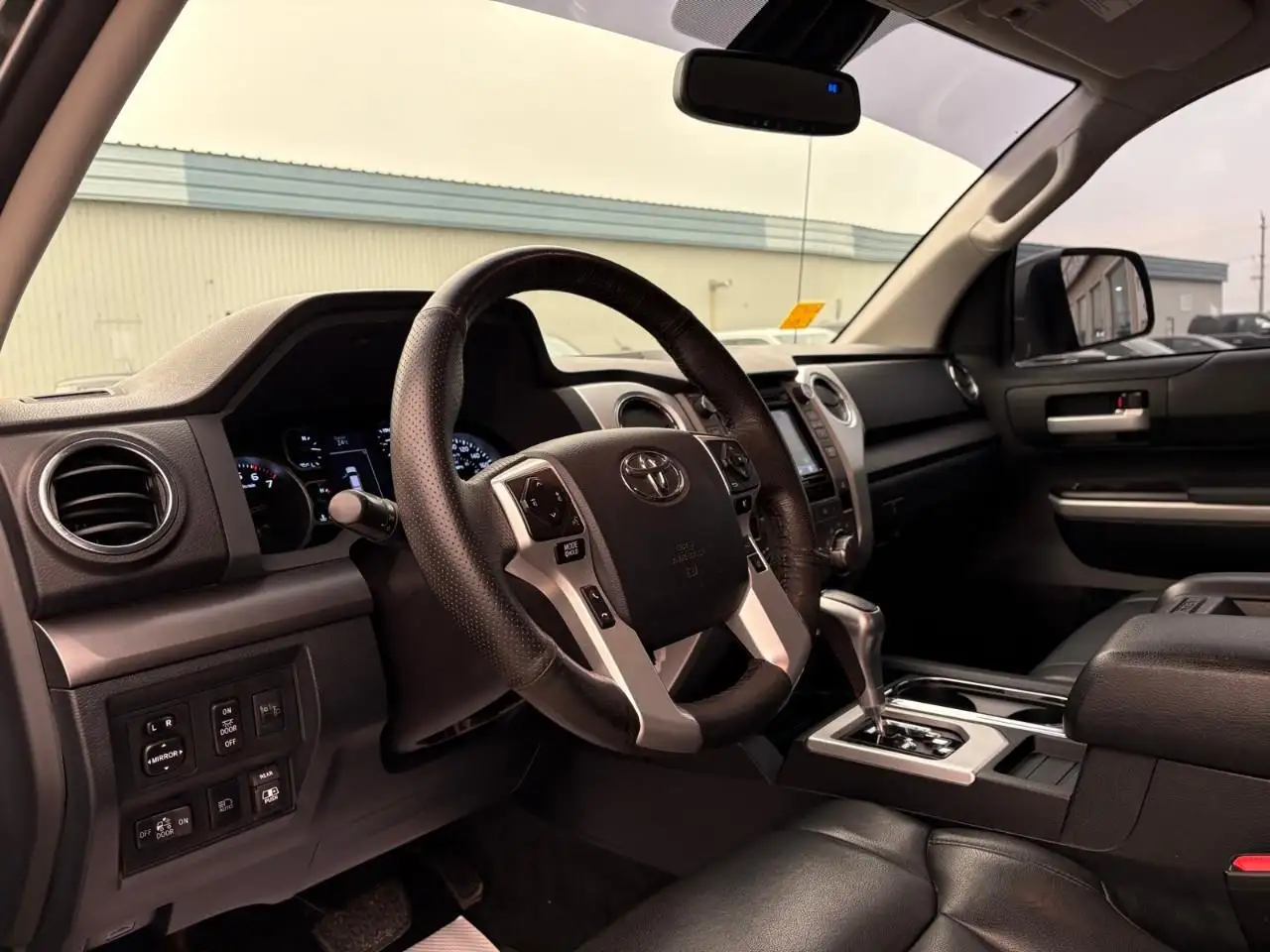 Toyota Tundra снимка Toyota Tundra