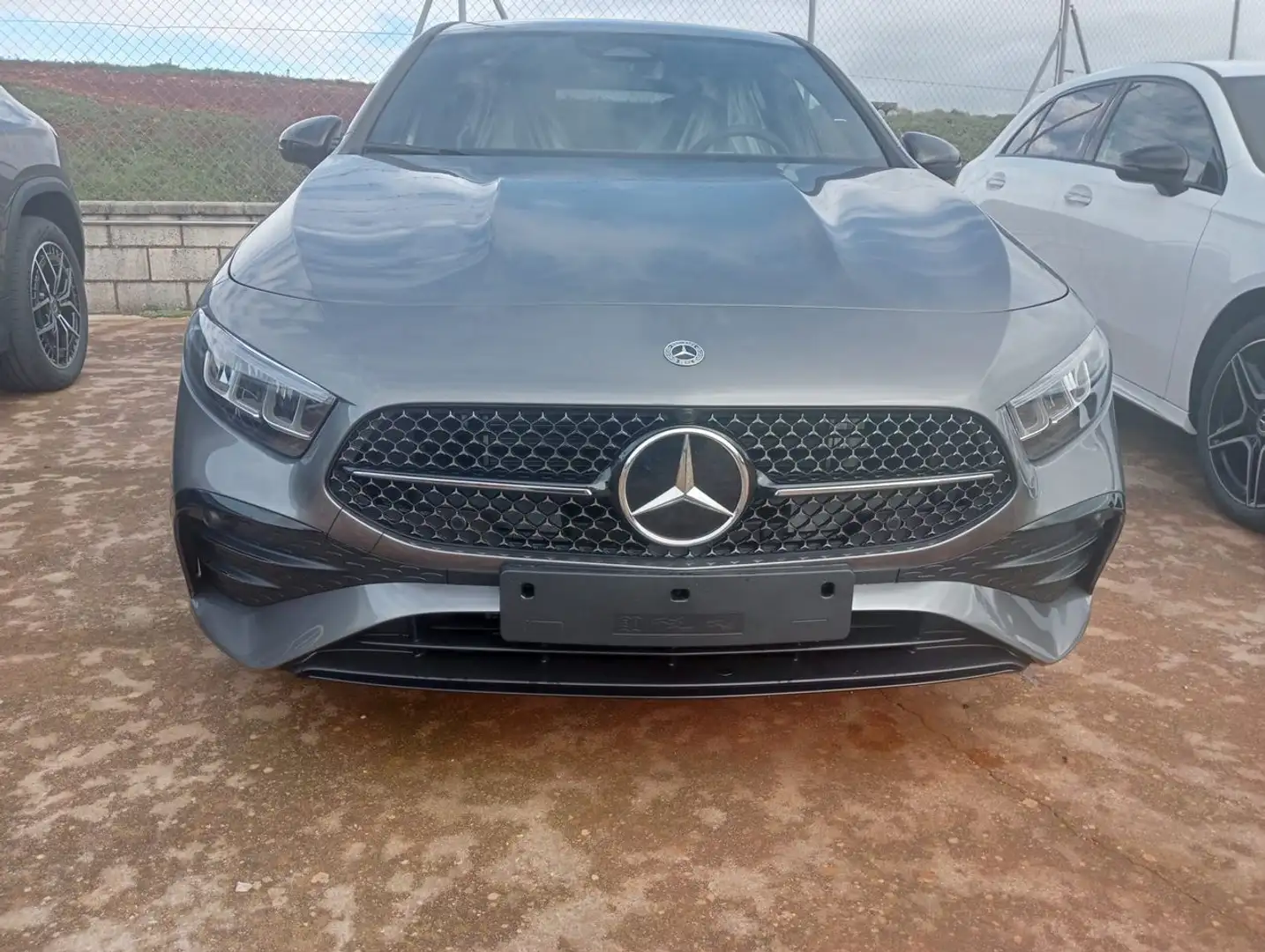 Mercedes-Benz A 250 250e compacto AMG Line Grau - 2