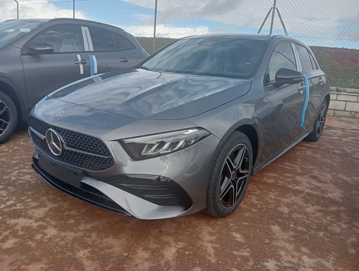 Mercedes-Benz A 250 250e compacto AMG Line Grau - 1