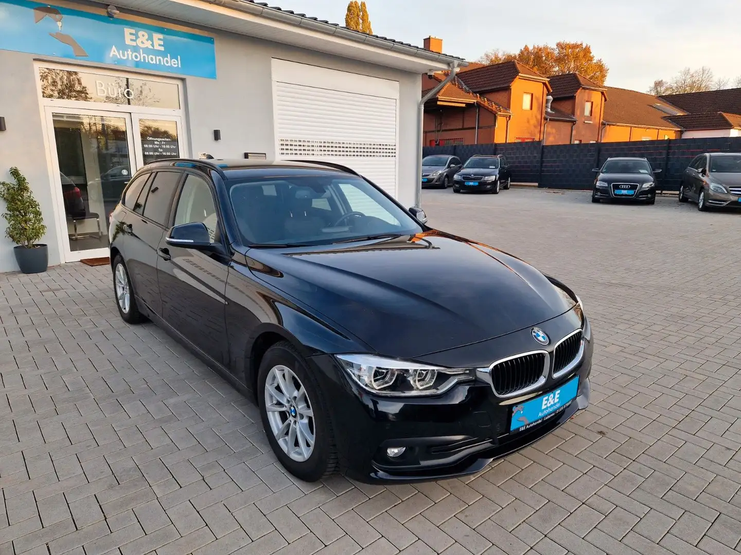 BMW 318 d+Automatik+Scheckheft+AHK+TÜV neu Noir - 1