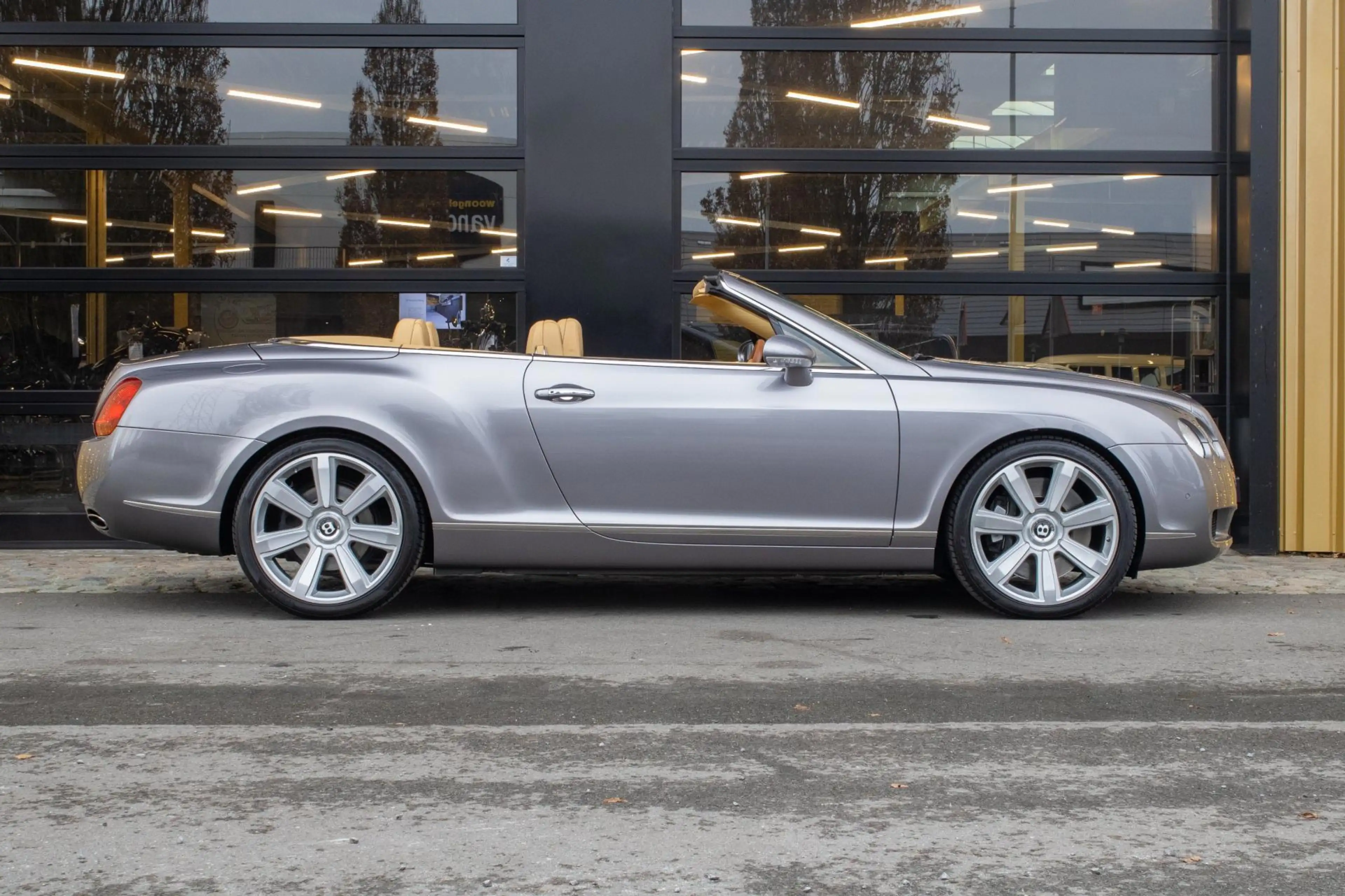 Bentley Continental GTC 6.0 W12 — photo 7
