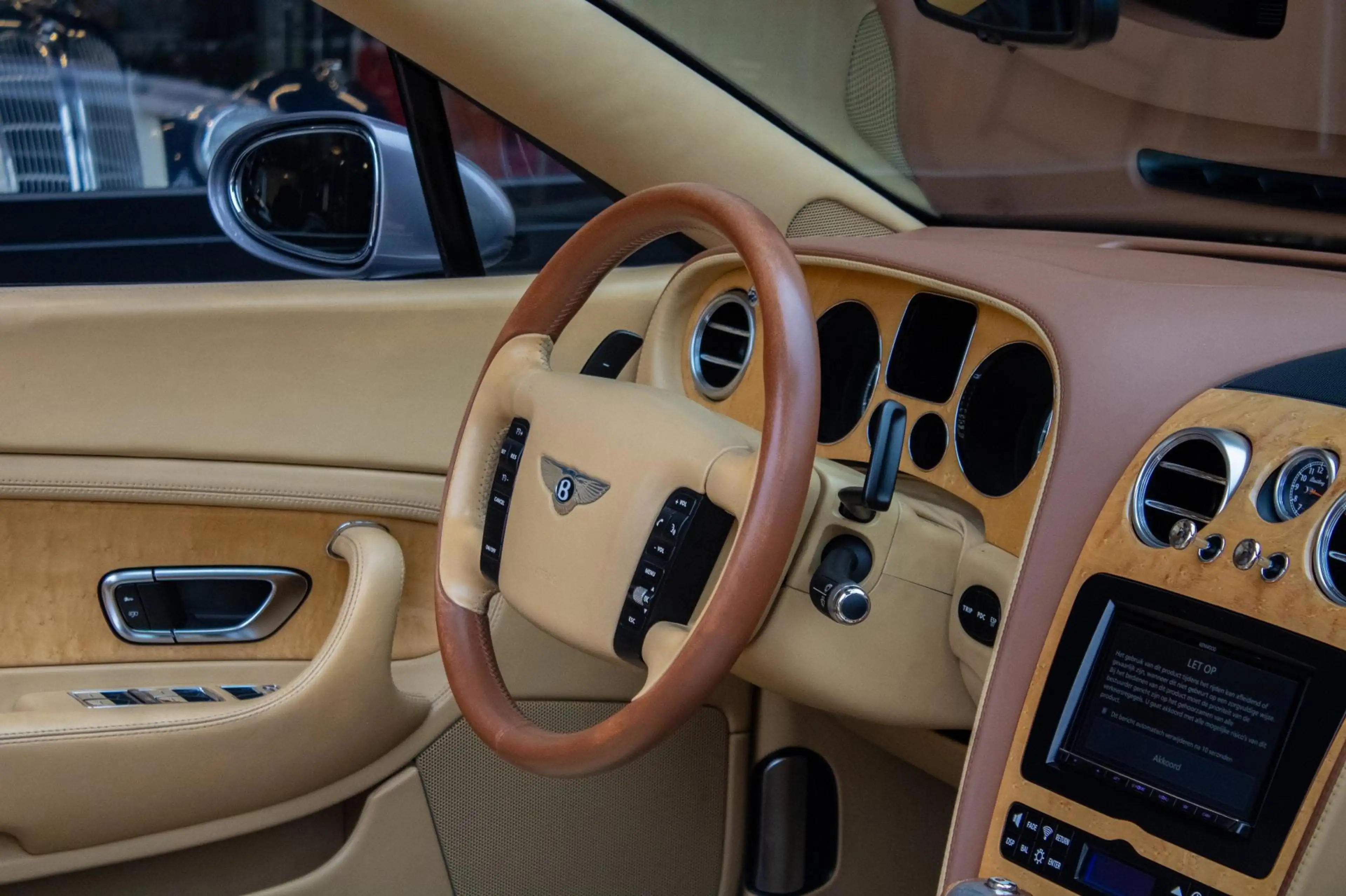 Bentley Continental GTC 6.0 W12 — photo 22