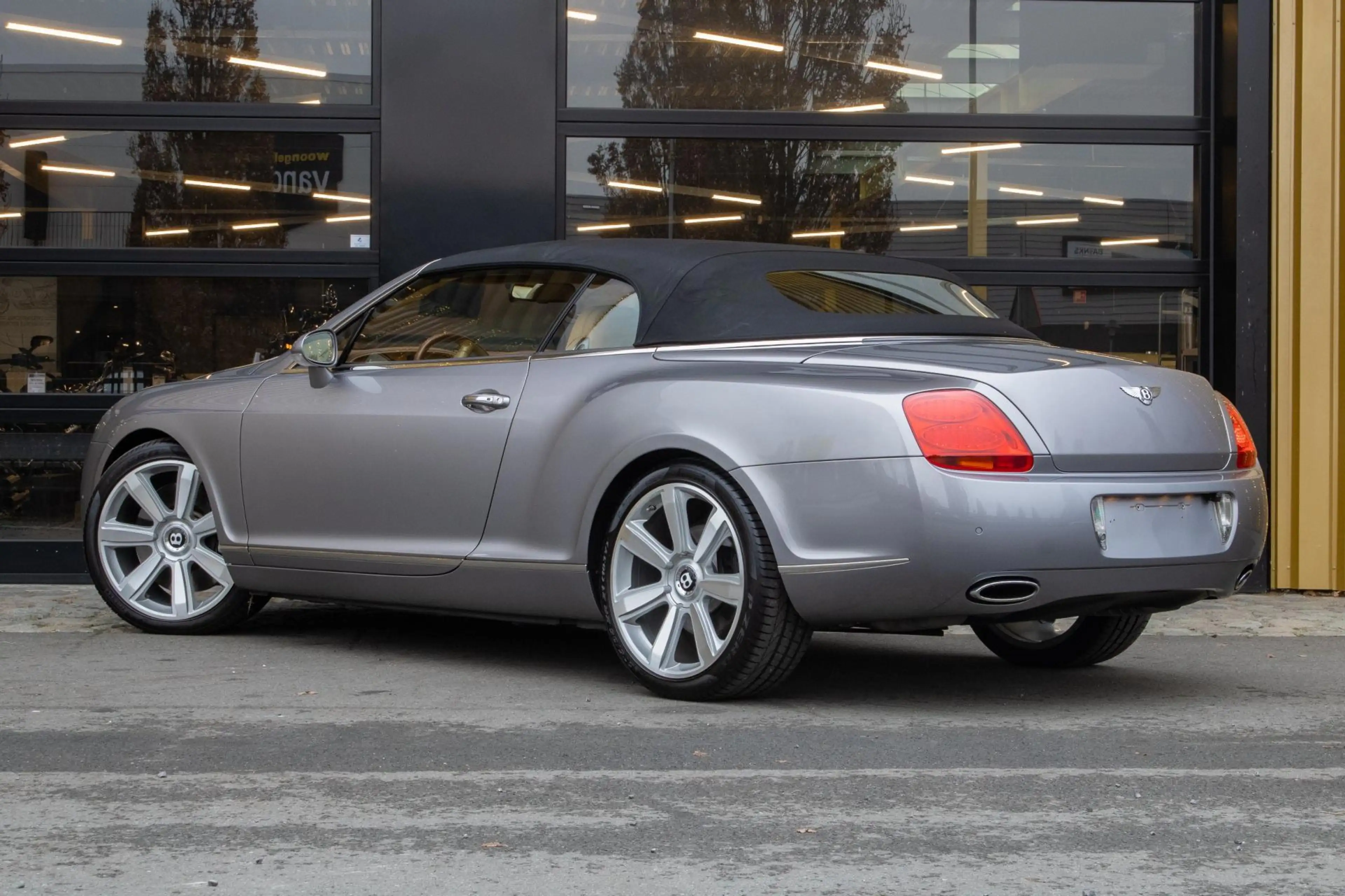 Bentley Continental GTC 6.0 W12 — photo 9