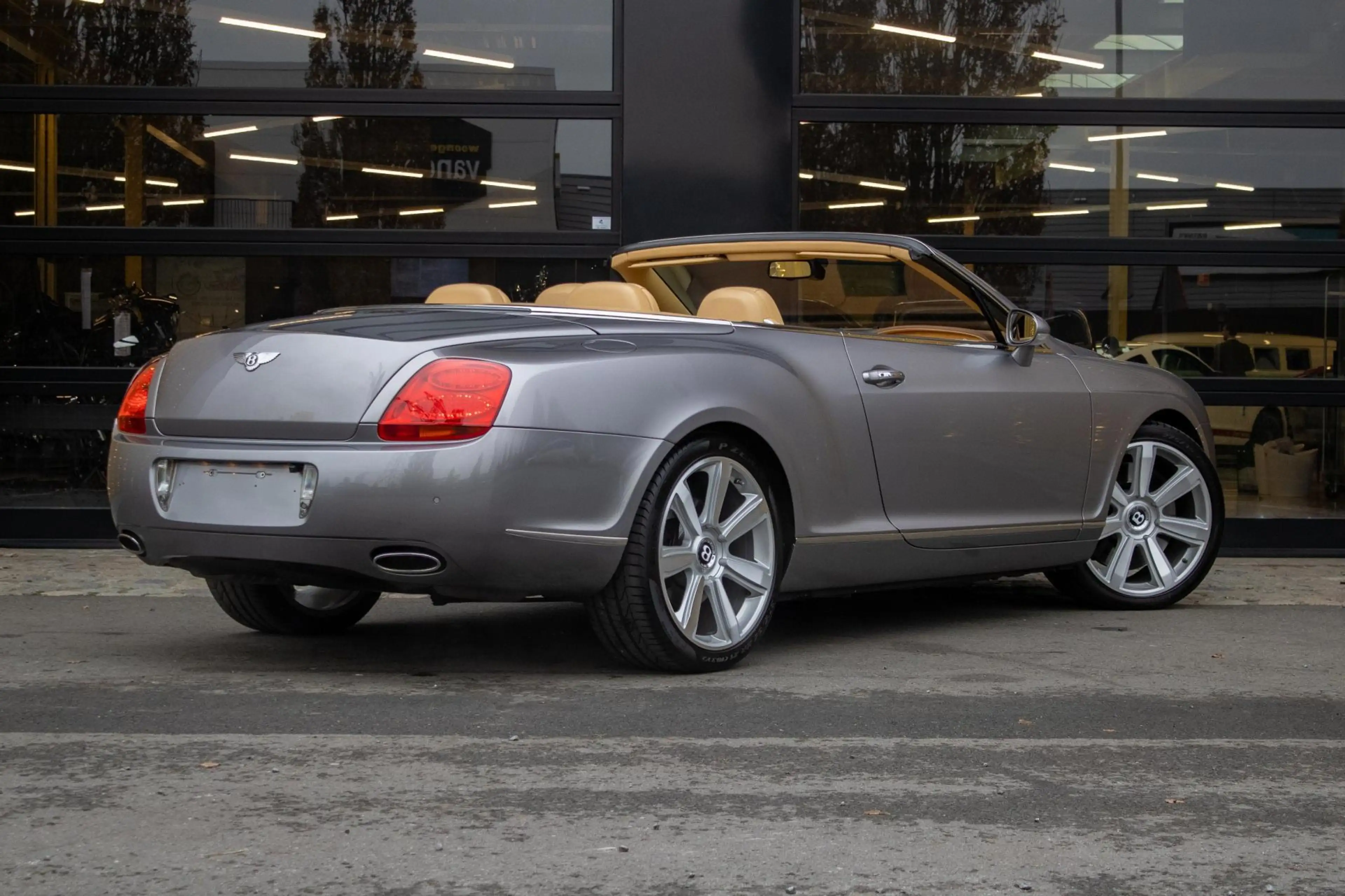 Bentley Continental GTC 6.0 W12 — photo 23