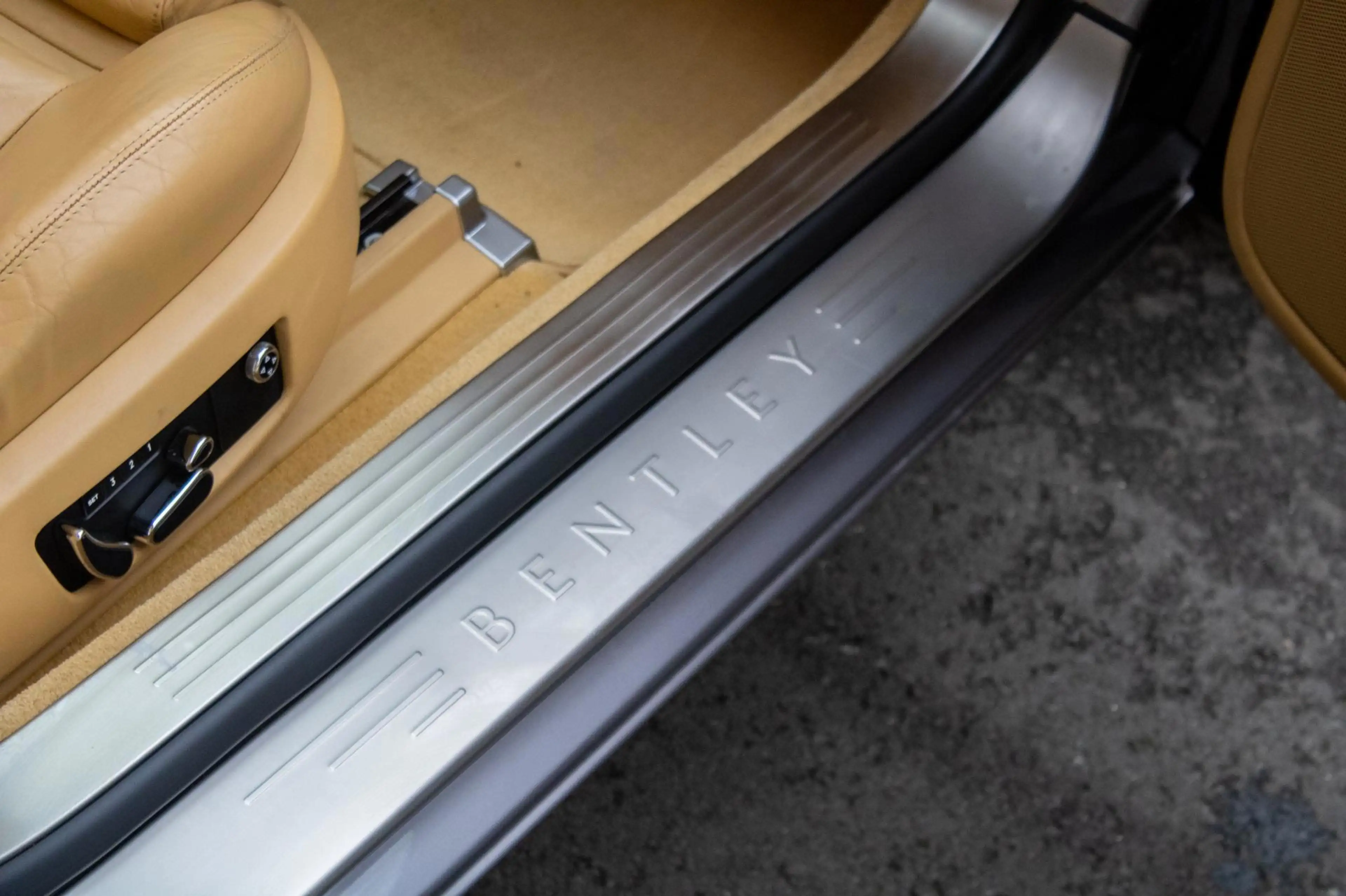 Bentley Continental GTC 6.0 W12 — photo 19