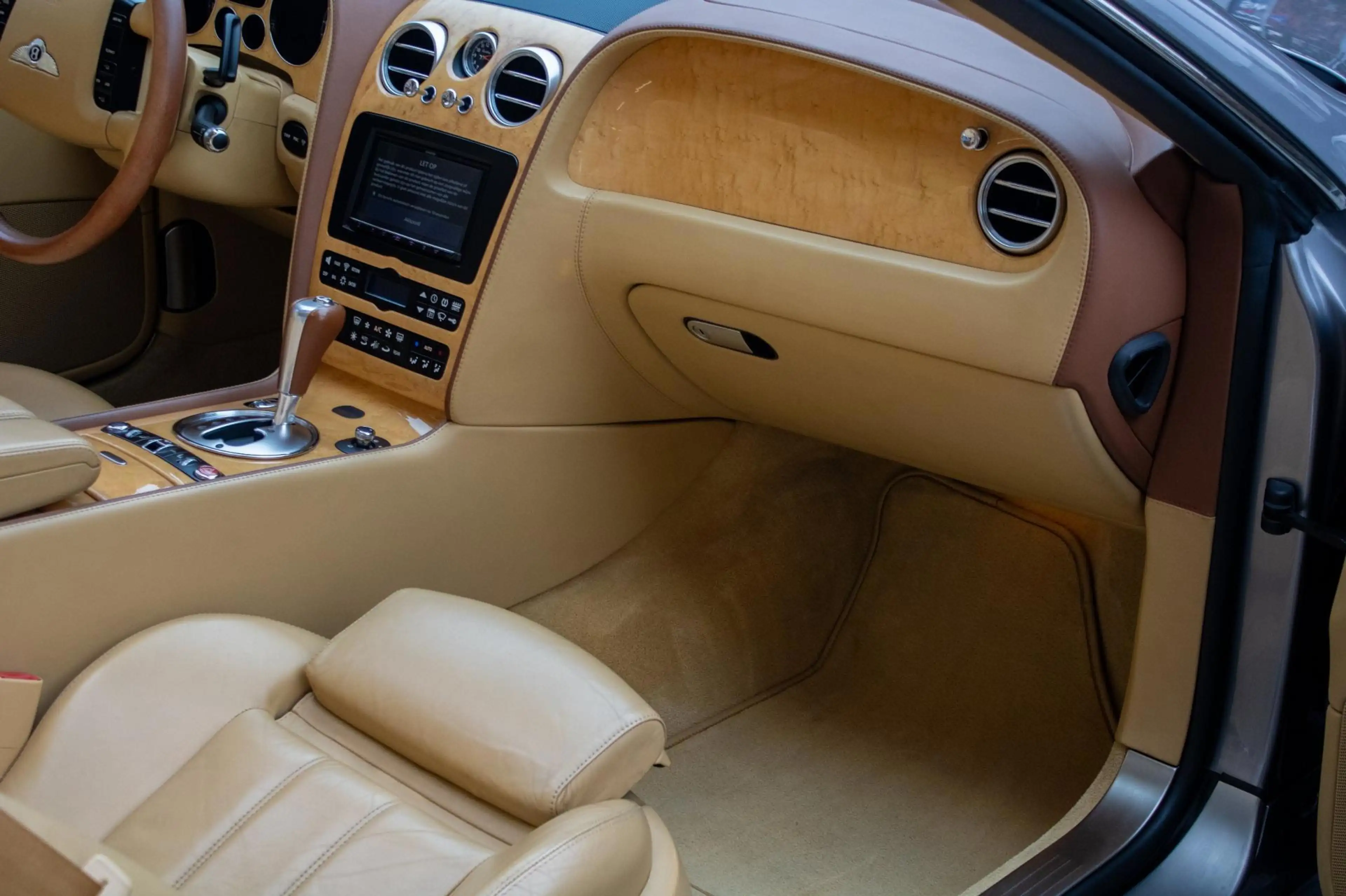 Bentley Continental GTC 6.0 W12 — photo 20