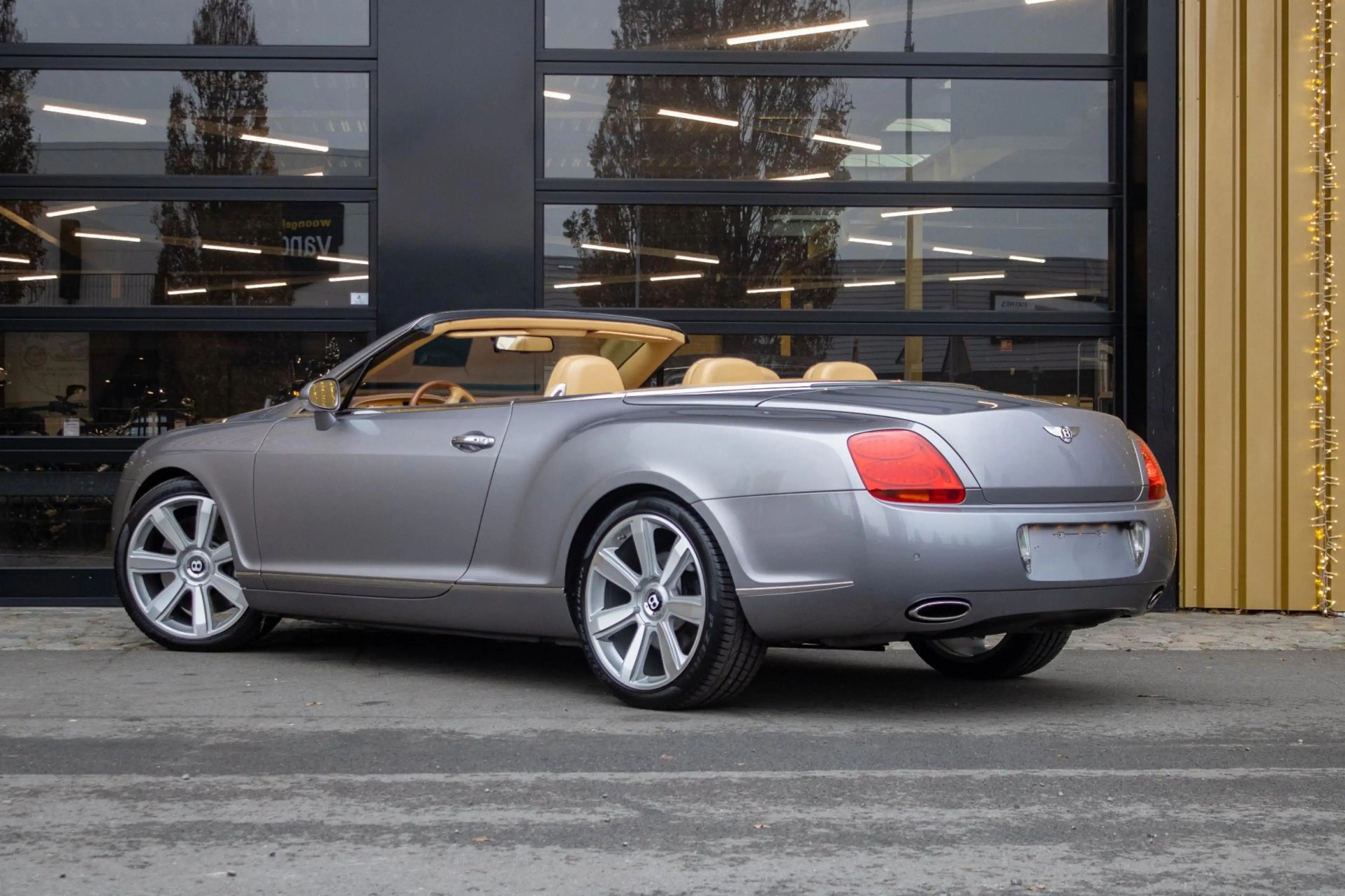 Bentley Continental GTC 6.0 W12 — photo 3