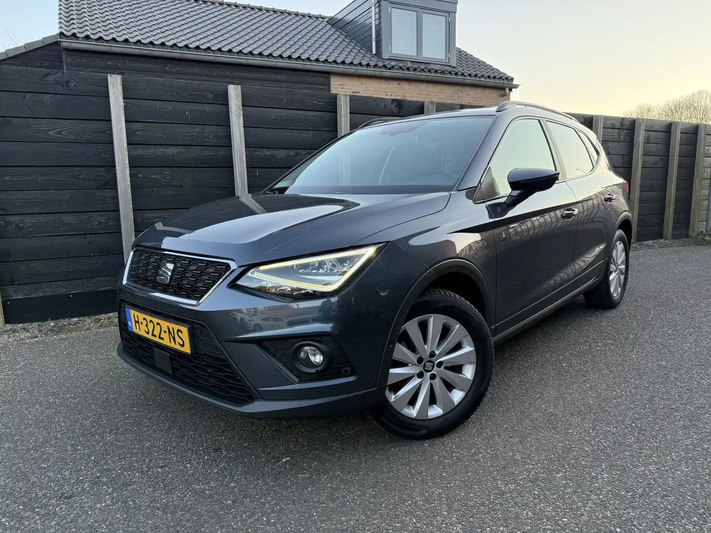 SEAT Arona 1.0 TSI Style Business Intense adap. cruise, keyle Grau - 1