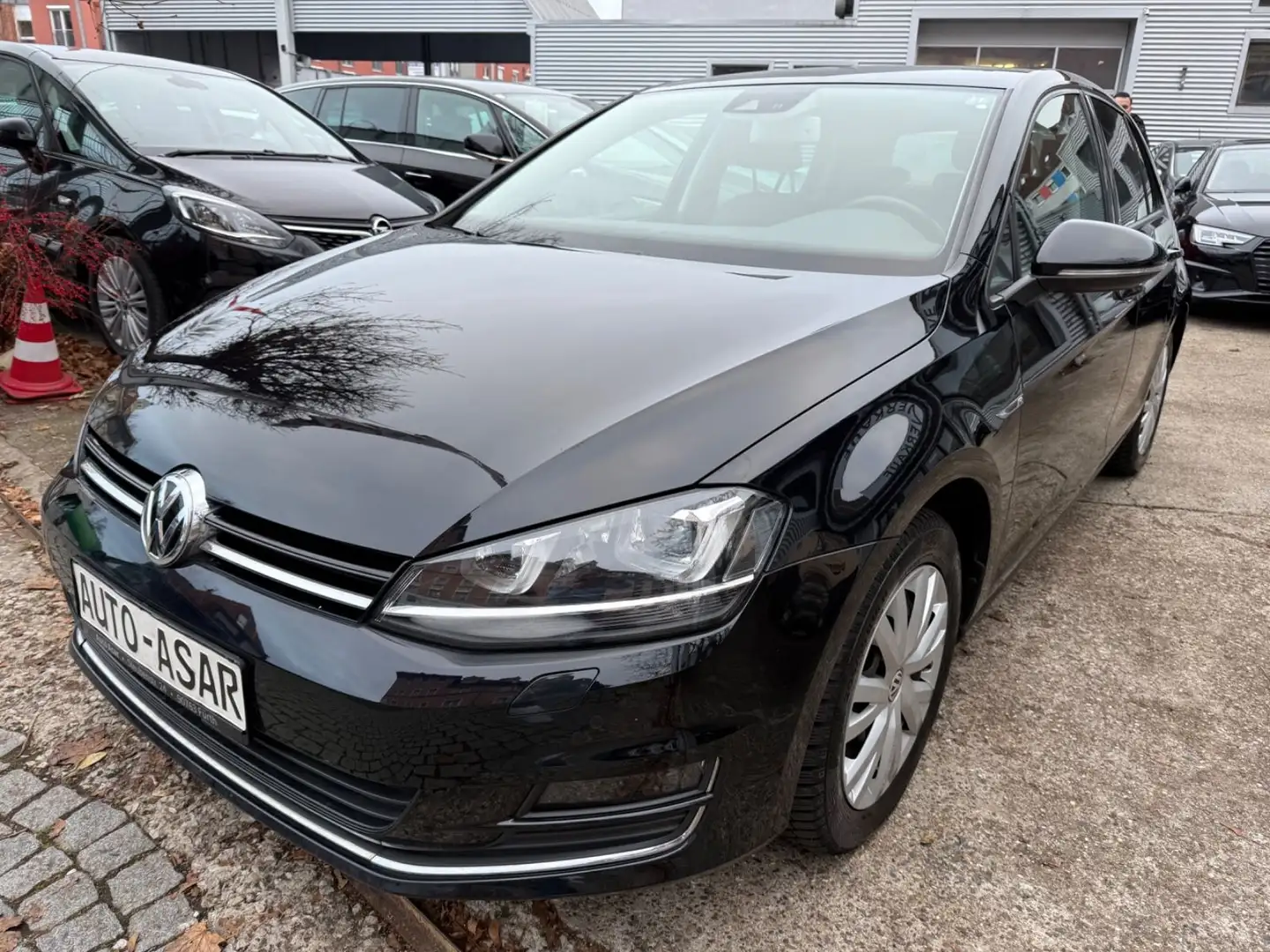Volkswagen Golf VII Lim. Highline2,0TDI 4Motion/Xenon/AHK Schwarz - 1