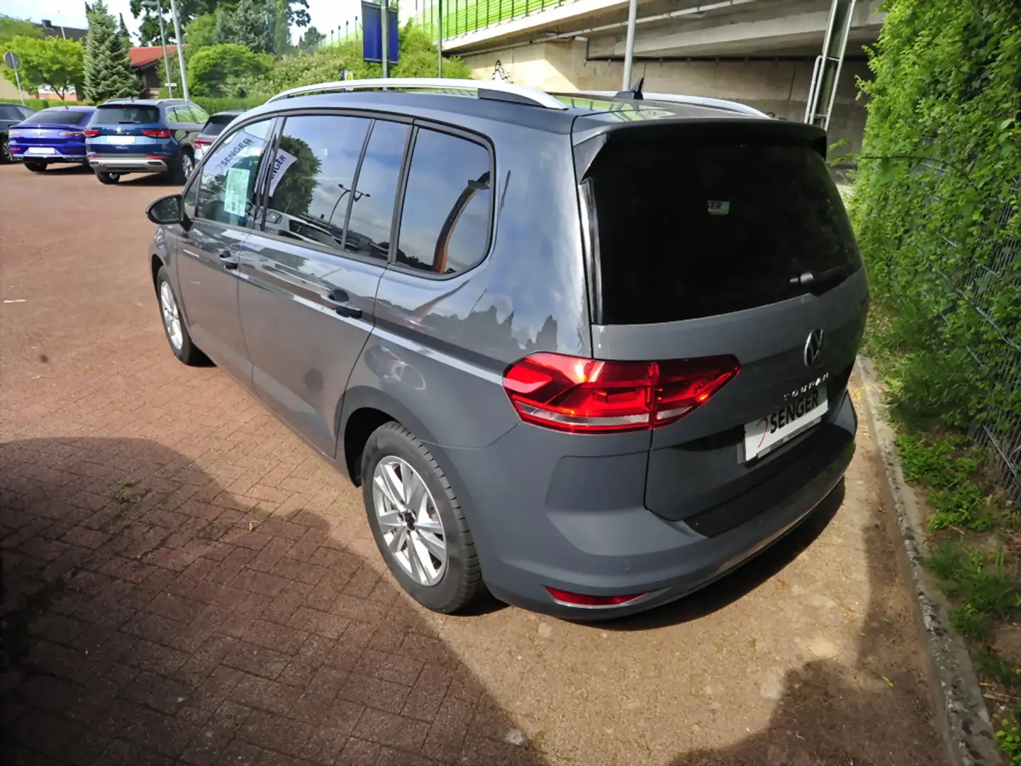 Volkswagen Touran 1.5 TSI Comfortline DSG Navi AHK PDC Gris - 2