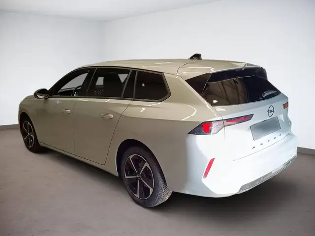 Opel Astra view 4