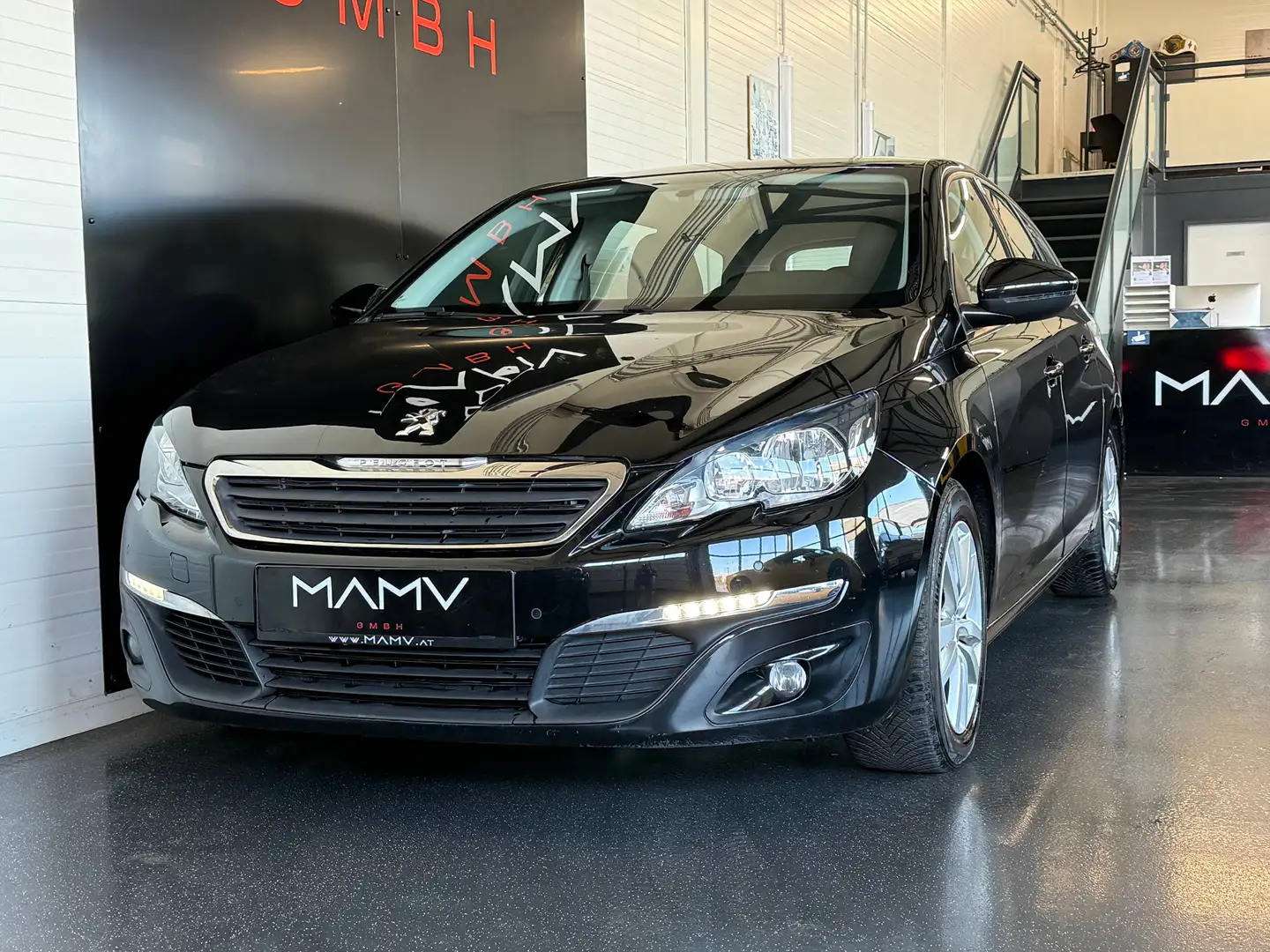Peugeot 308 SW 1,2 PureTech Aut. Navi *Kamera Active Tausch Finanzierung Schwarz - 1