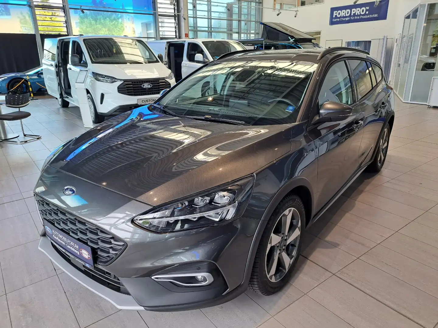 Ford Focus Turnier 1.0 EB Active LED Navi ACC RFK SHZ Grau - 2