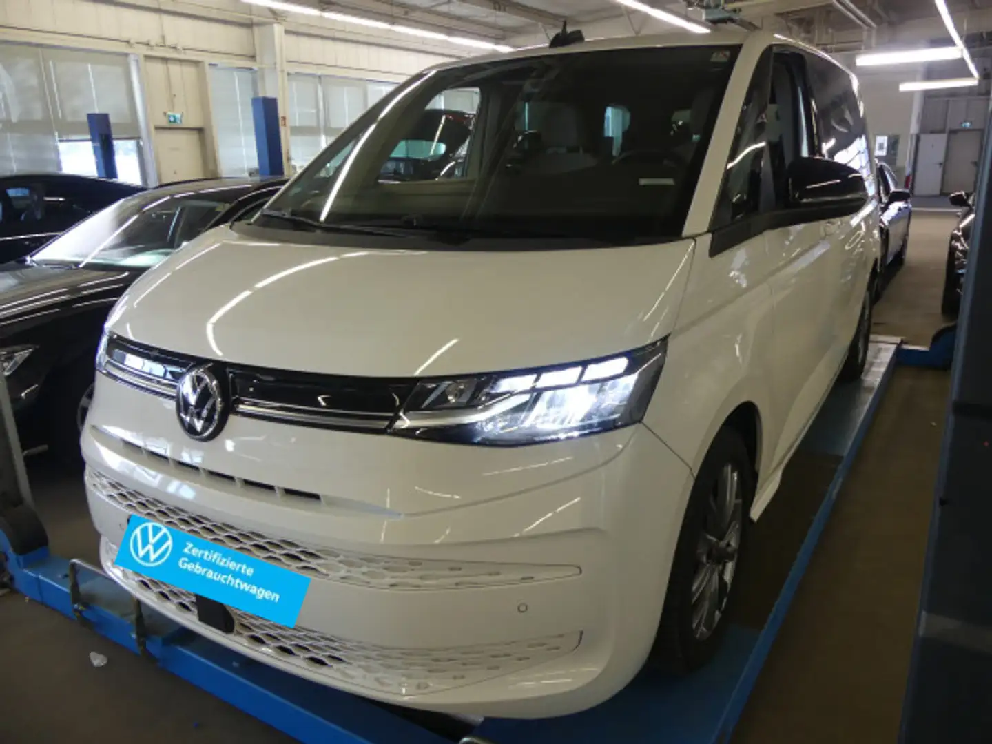 Volkswagen T7 Multivan Life eHybrid 1.4 TSI DSG Panoramadach Weiß - 2