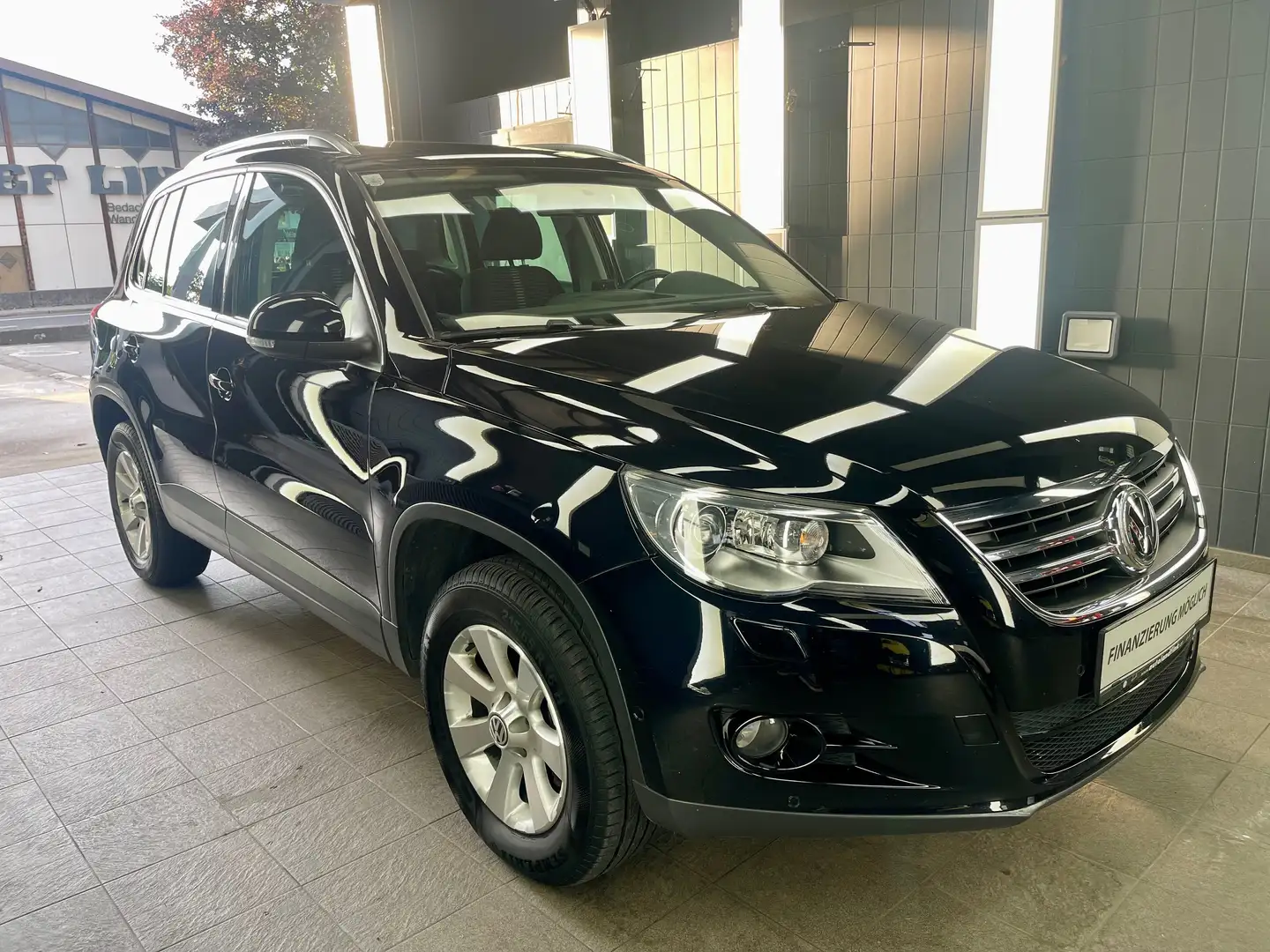 Volkswagen Tiguan Sport Schwarz - 2