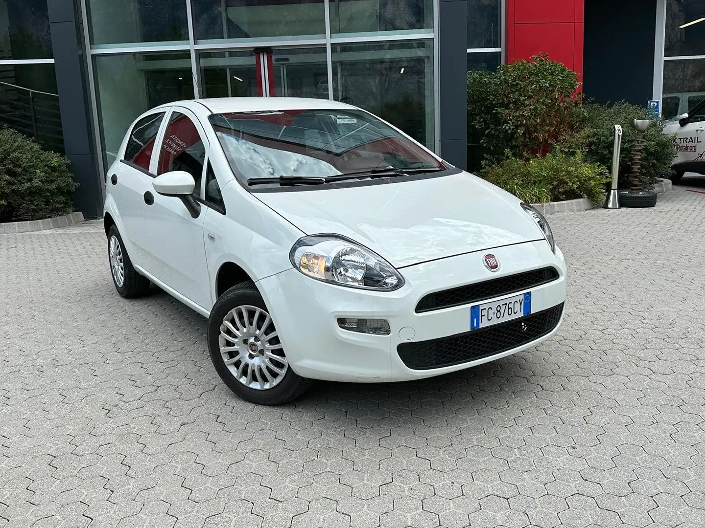 Fiat Punto Punto III 2012 5p 1.4 natural power Young 70cv Weiß - 2