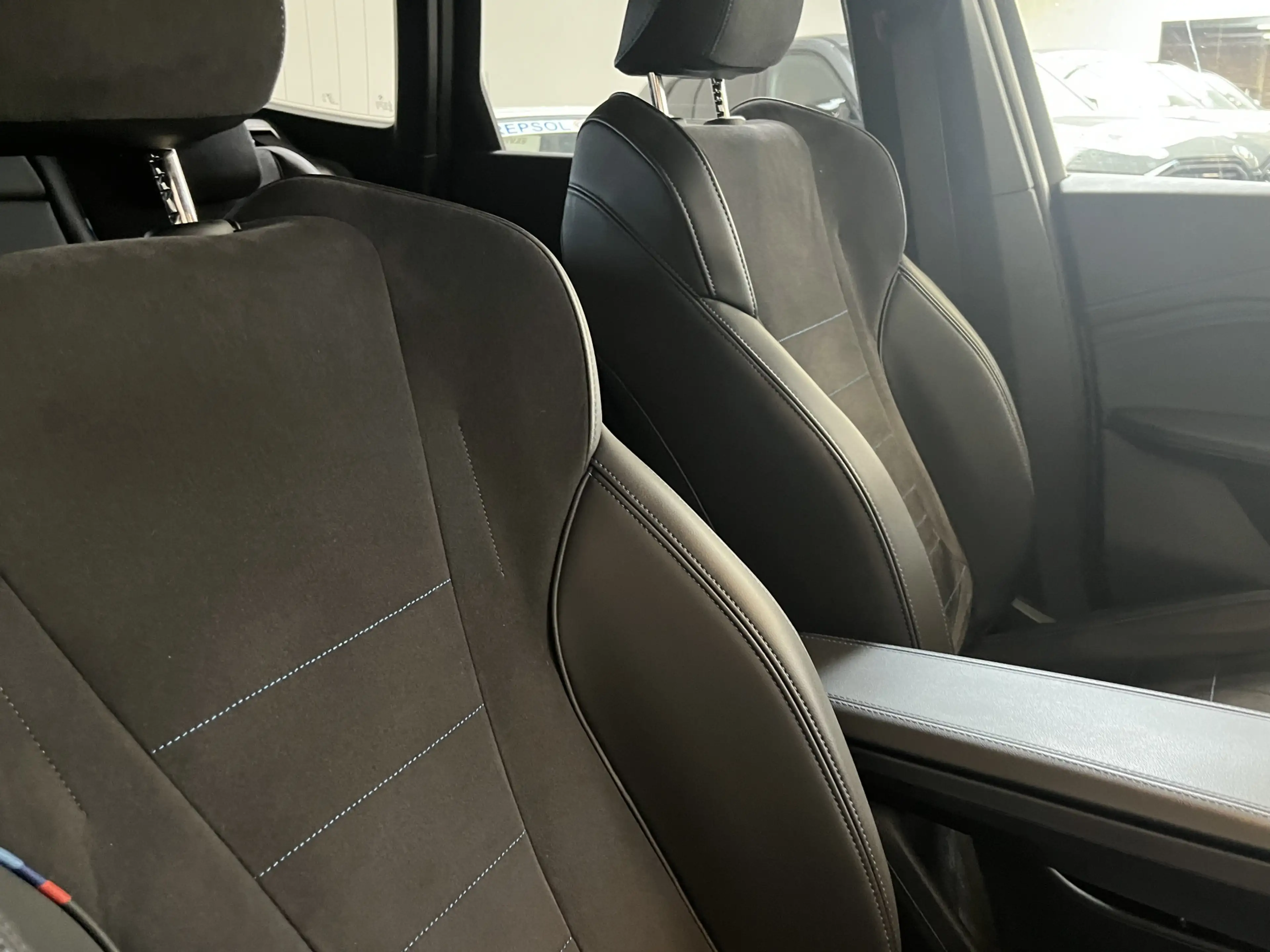 BMW iX1 eDrive20 67 kWh M-Sport | Panorama | 20" | Massage — photo 8