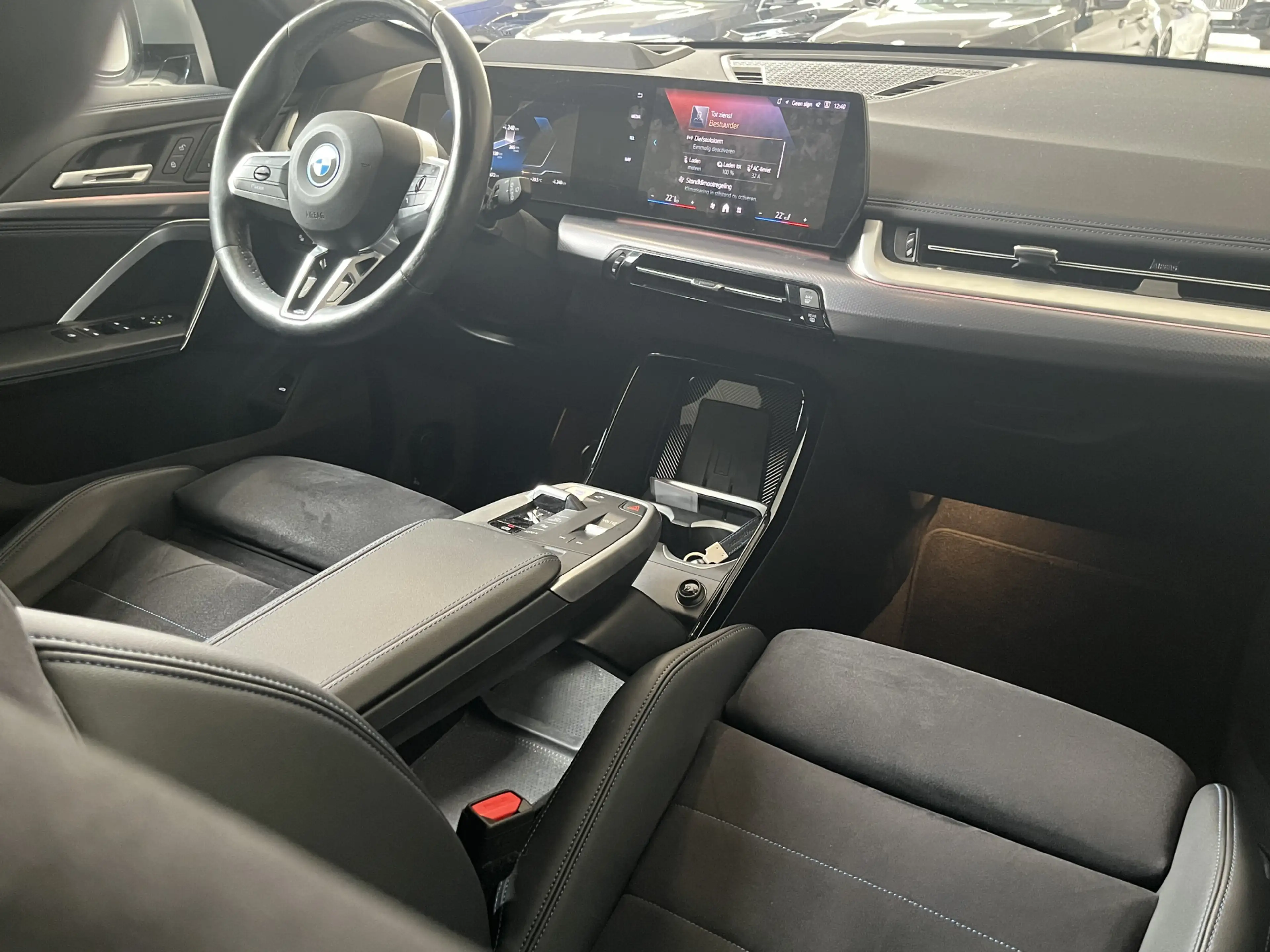 BMW iX1 eDrive20 67 kWh M-Sport | Panorama | 20" | Massage — photo 11