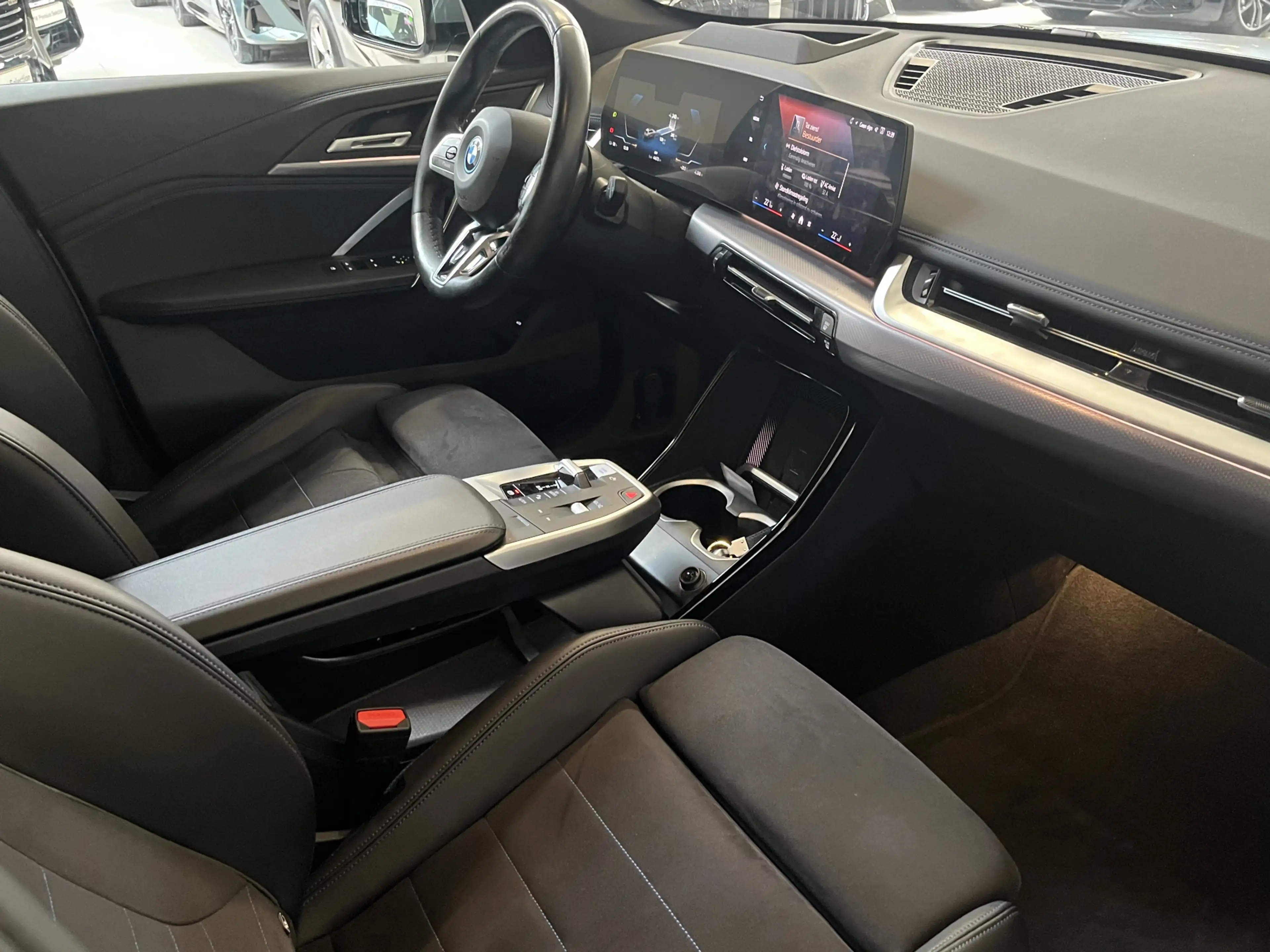 BMW iX1 eDrive20 67 kWh M-Sport | Panorama | 20" | Massage — photo 7