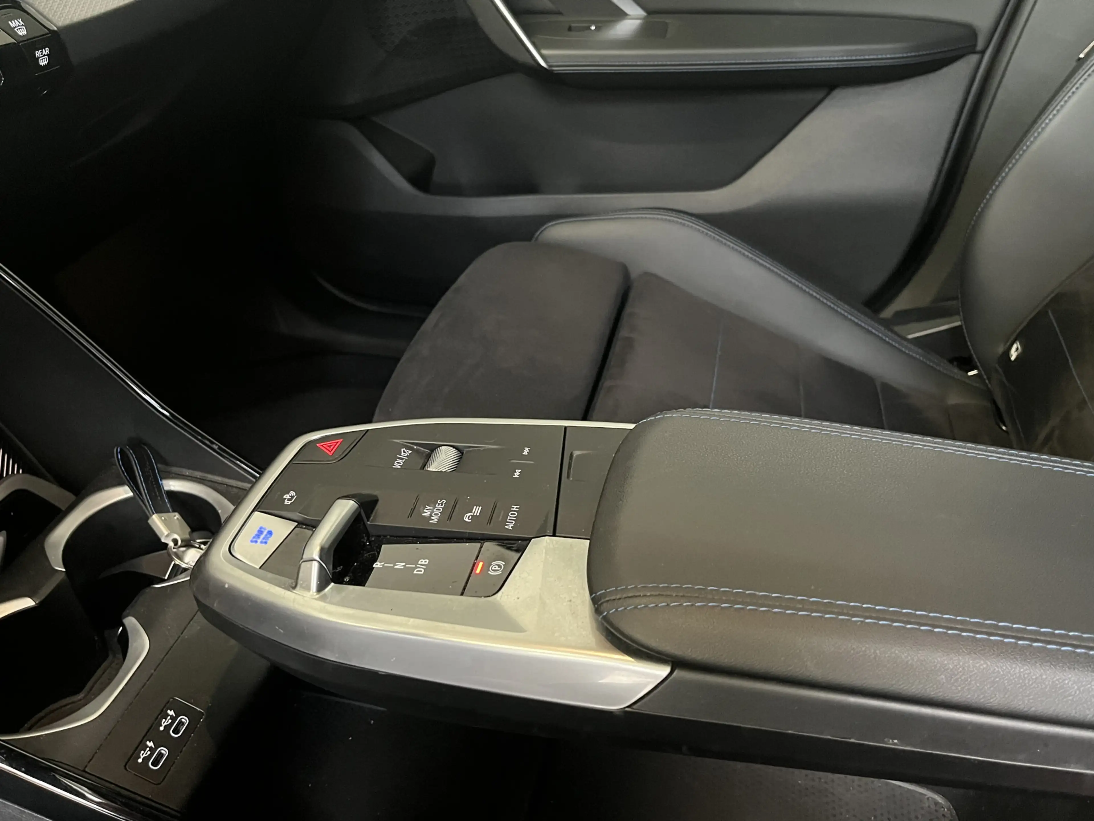 BMW iX1 eDrive20 67 kWh M-Sport | Panorama | 20" | Massage — photo 10