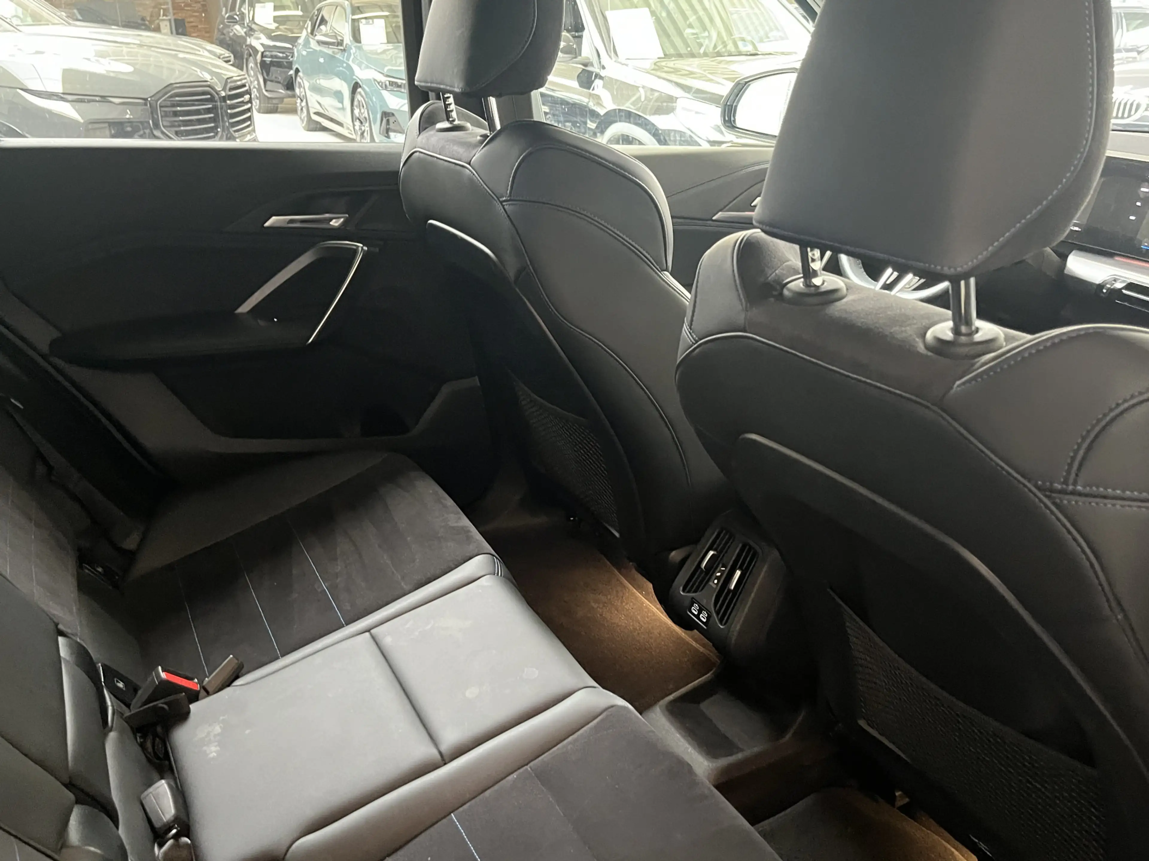 BMW iX1 eDrive20 67 kWh M-Sport | Panorama | 20" | Massage — photo 12