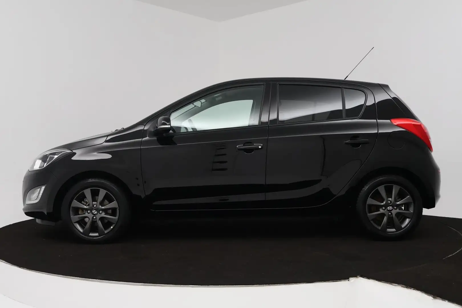 Hyundai i20 1.2i i-Vision (PARKEERSENSOREN, ACHTERUITRIJCAMERA Zwart - 2