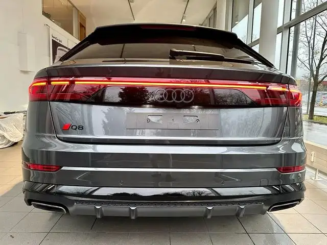 Audi Q8 view 10