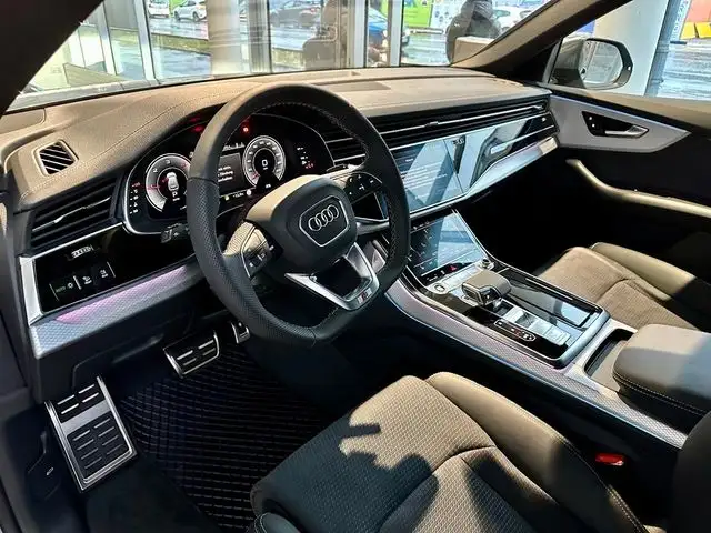 Audi Q8 view 9