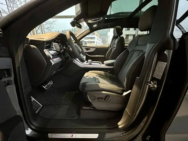 Audi Q8 view 8