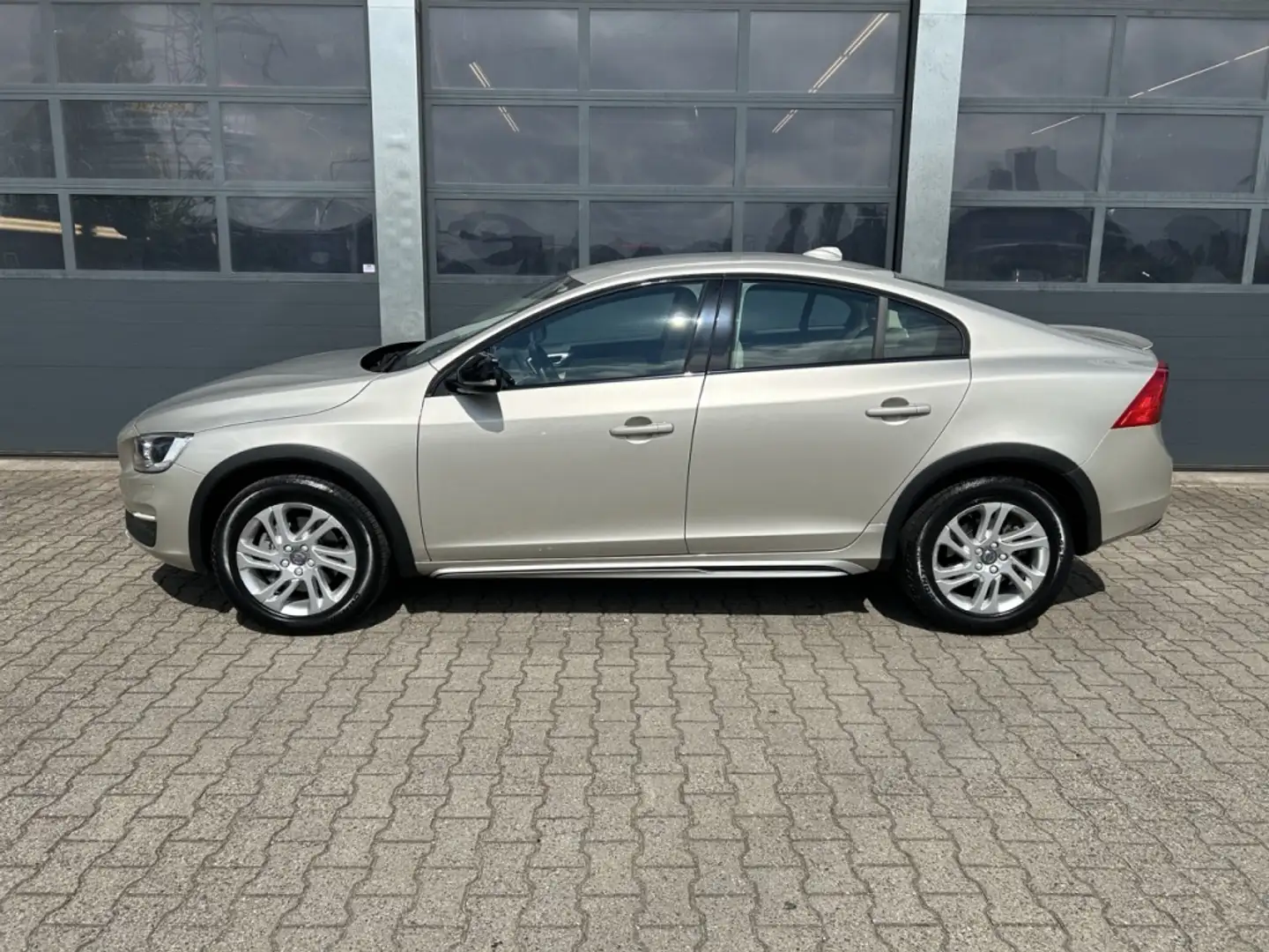 Volvo S60 Cross Country 2.0 T5 245pk AWD Geartronic Nordic+ Beige - 2