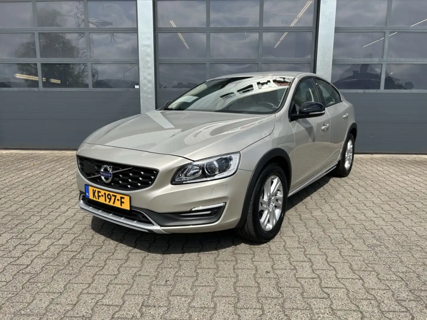 Volvo S60 Cross Country 2.0 T5 245pk AWD Geartronic Nordic+ Beige - 1