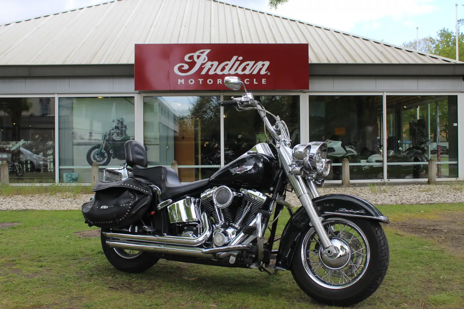 Harley-Davidson Softail FLSTN Deluxe Siyah - 1