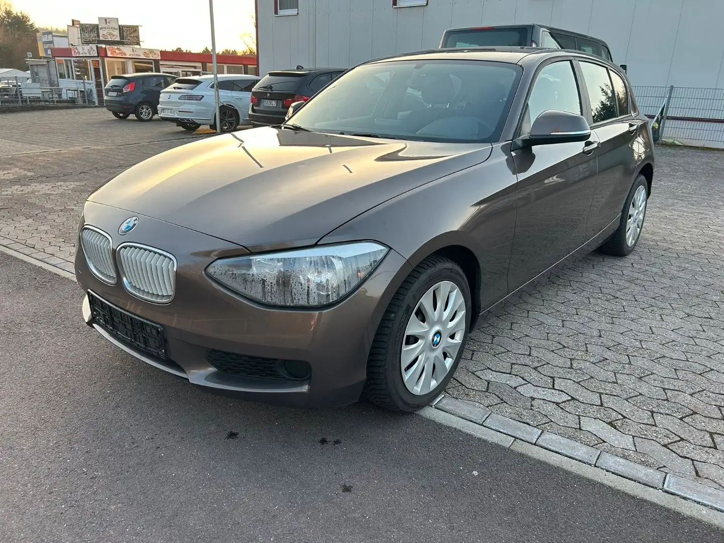 BMW 114 i   PDC+SHZ+KLIMA Braun - 1