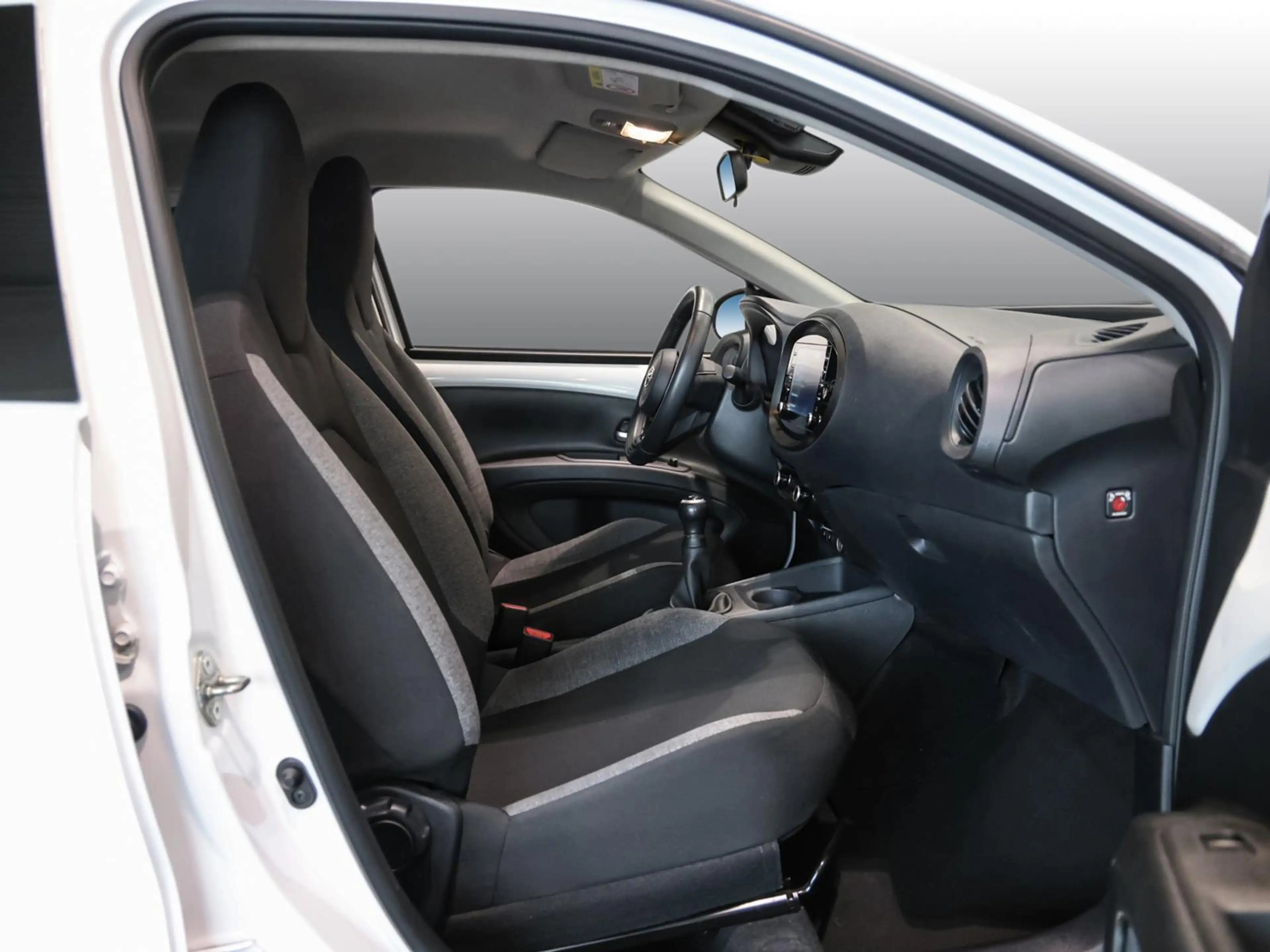 Toyota Aygo X 1.0 VVT-i Play SHZ PDC KLIMA BT ZV SERVO — photo 3