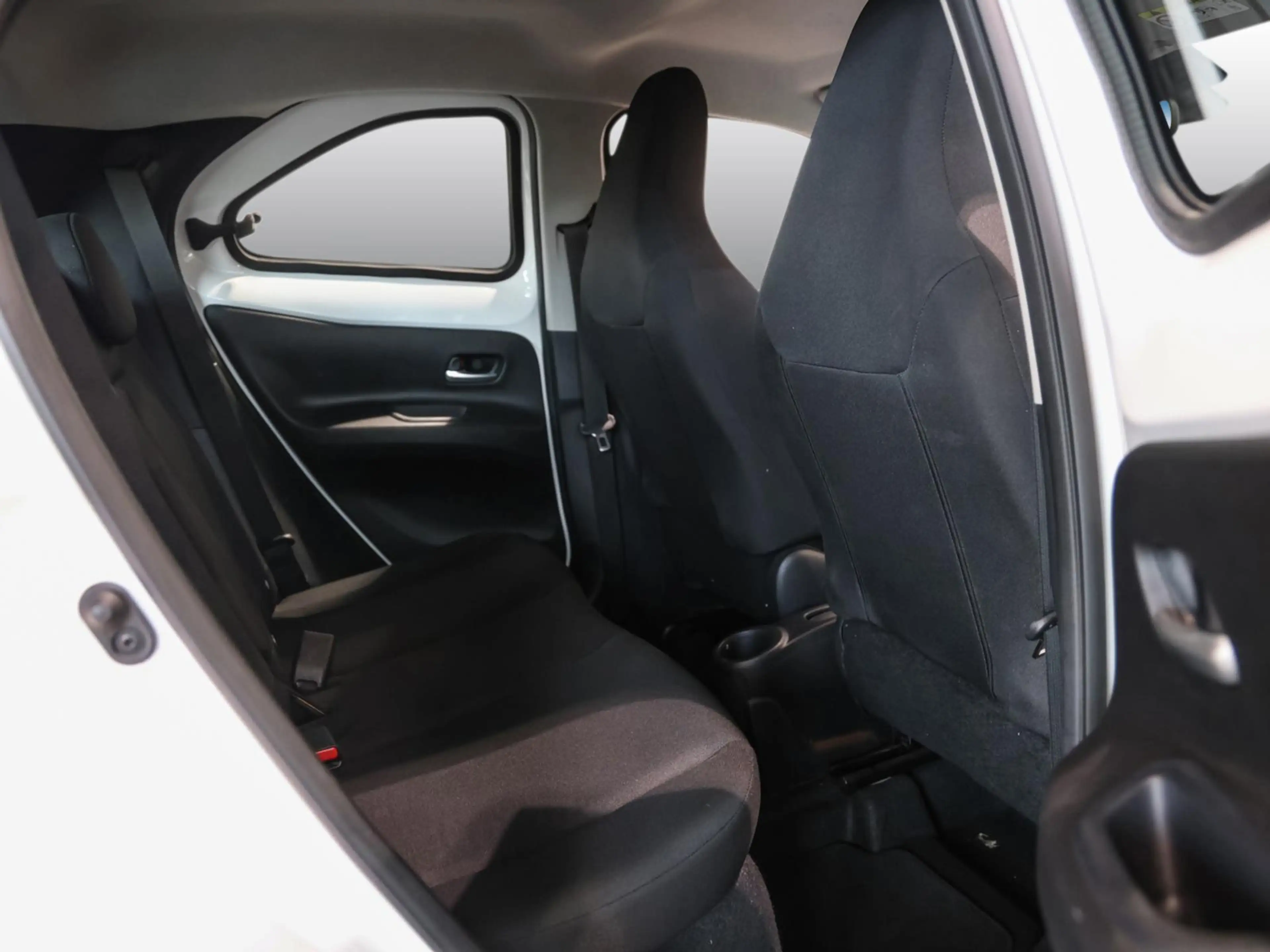 Toyota Aygo X 1.0 VVT-i Play SHZ PDC KLIMA BT ZV SERVO — photo 4