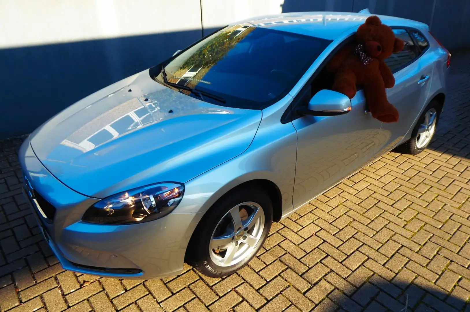 Volvo V40 Kinetic 1.Hand original 19.700 km! Zilver - 1