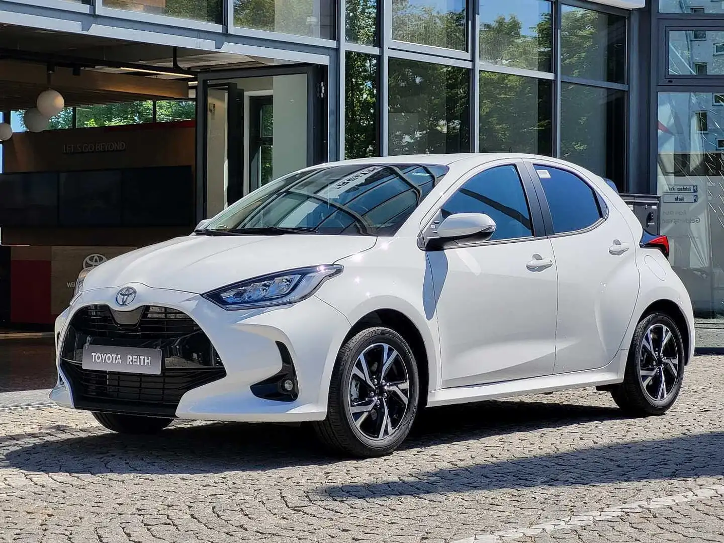 Toyota Yaris Hybrid 1.5 VVT-i Teamplayer / Comfort-Paket Weiß - 2